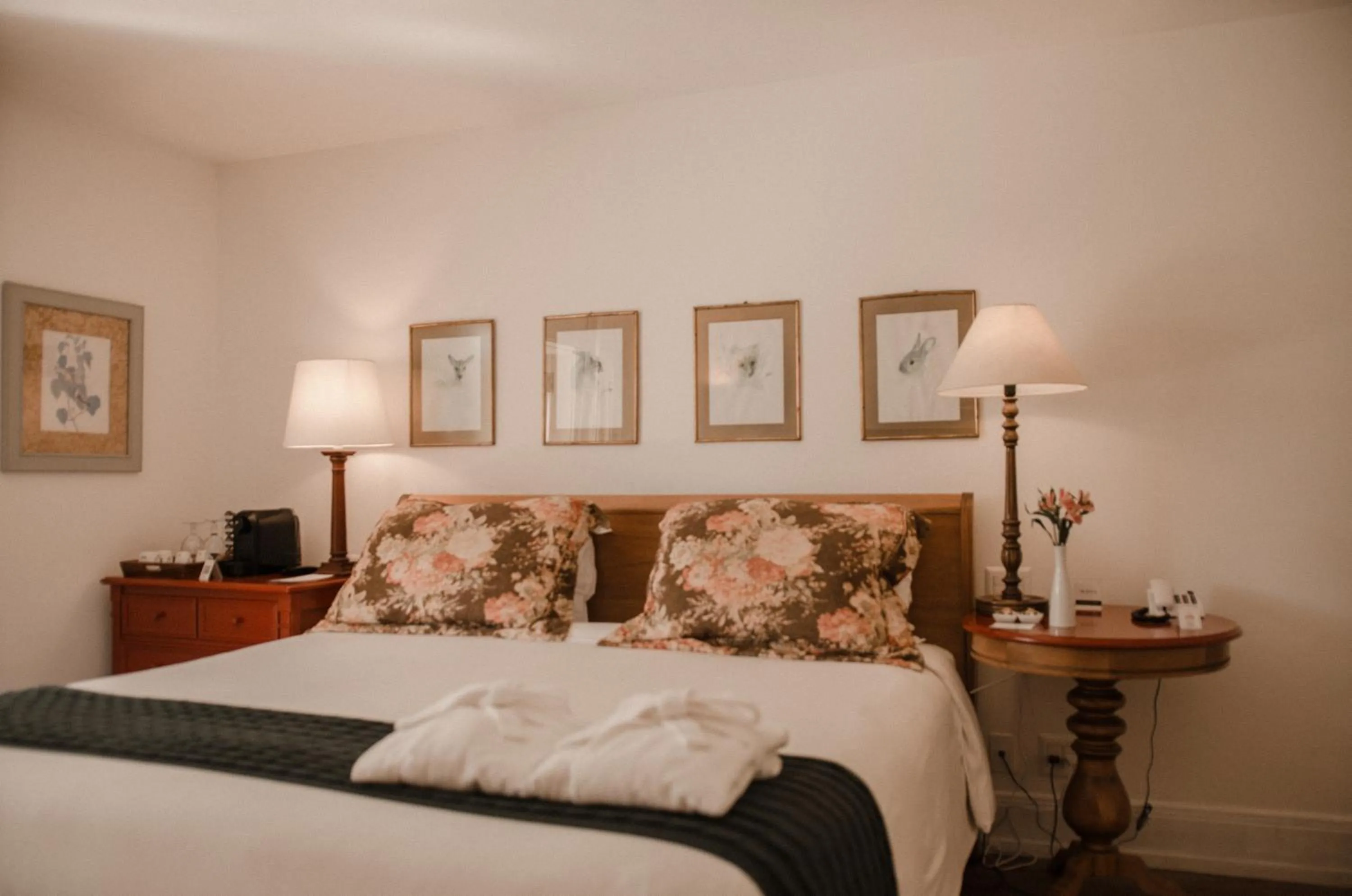Bedroom, Bed in Roots Resort