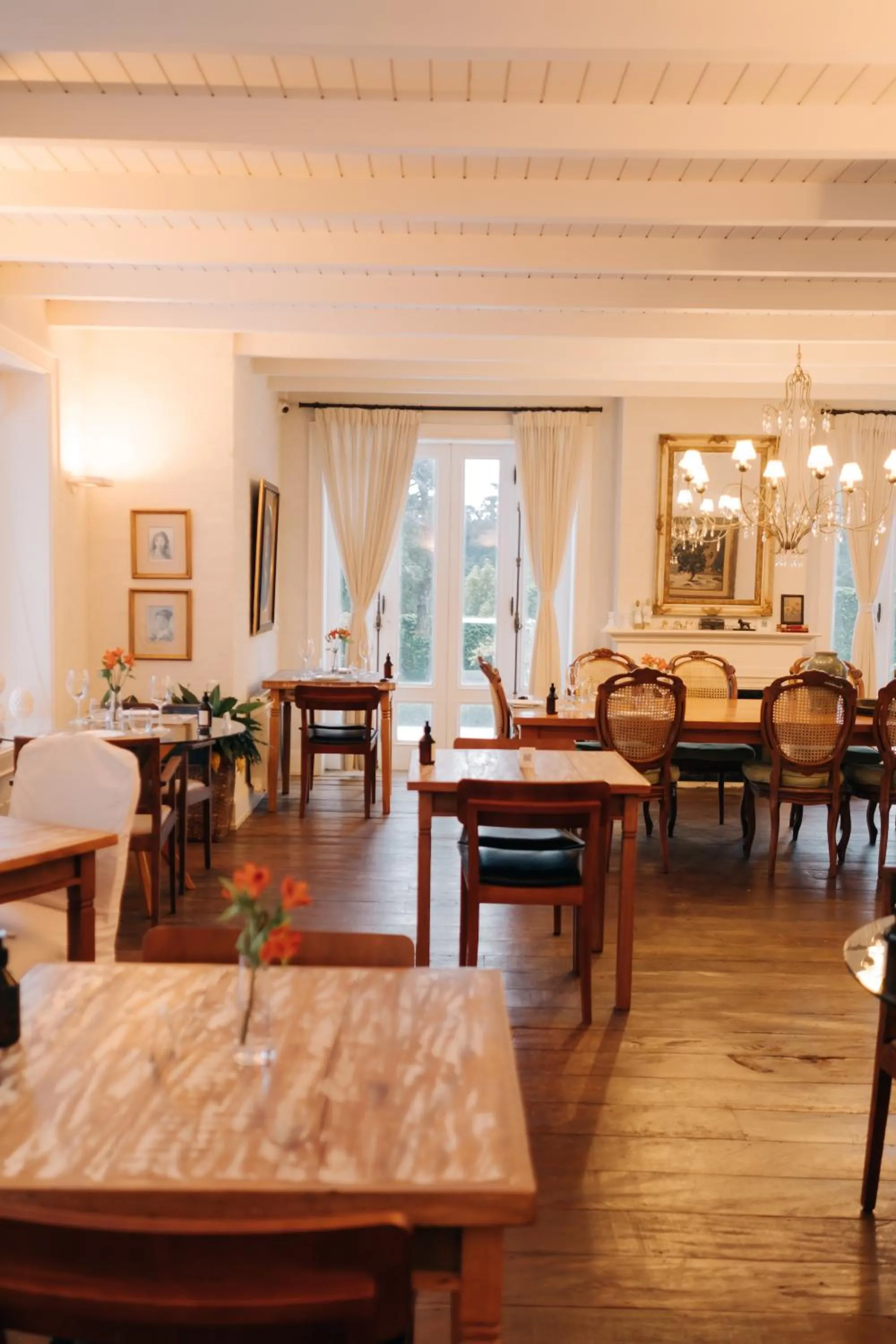 Restaurant/places to eat in Roots Resort