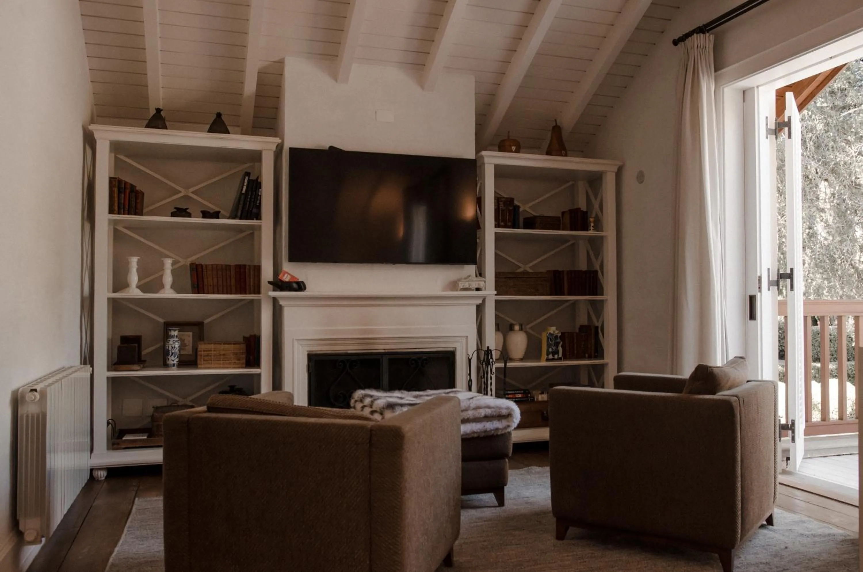 Communal lounge/ TV room in Roots Resort