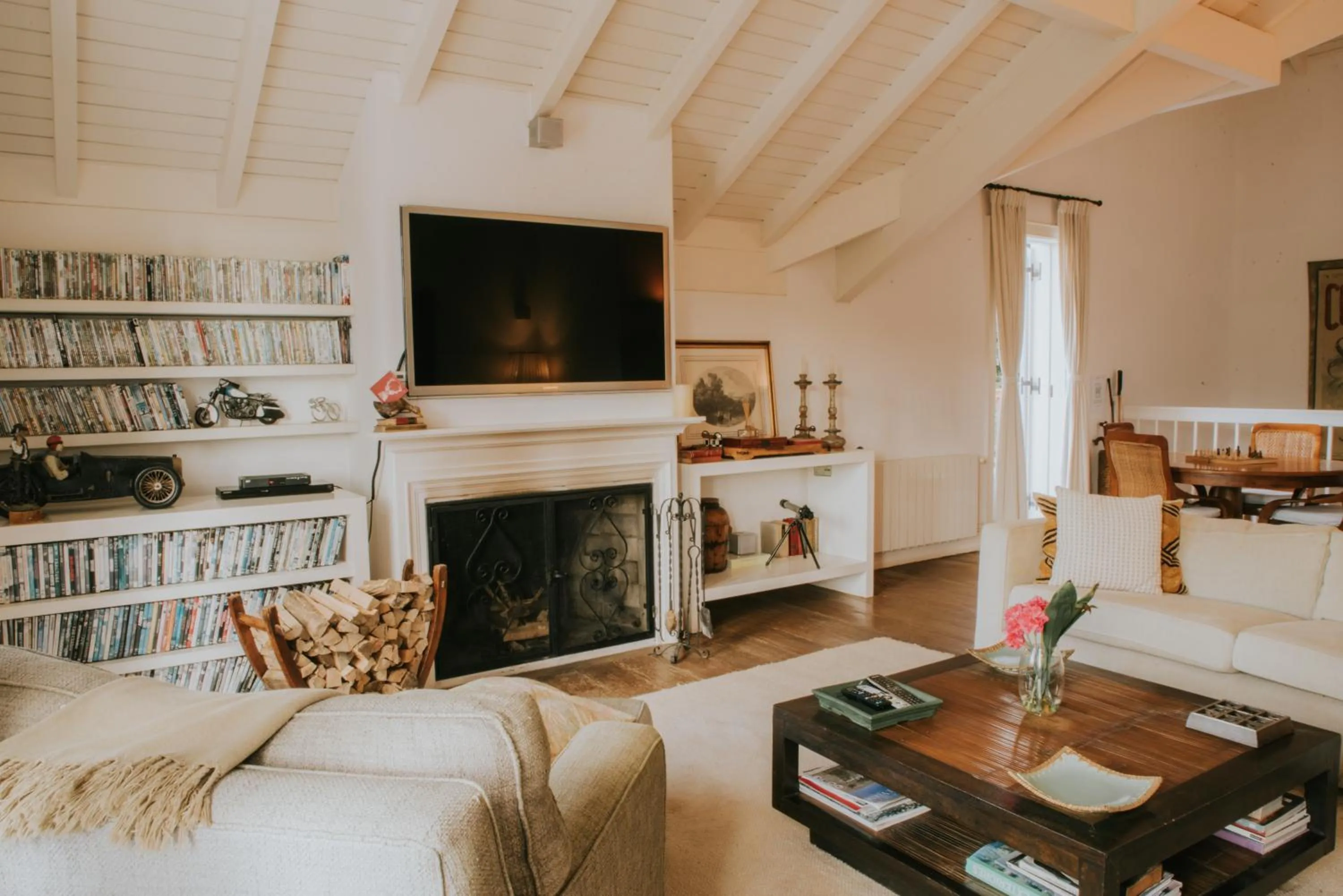 Communal lounge/ TV room in Roots Resort