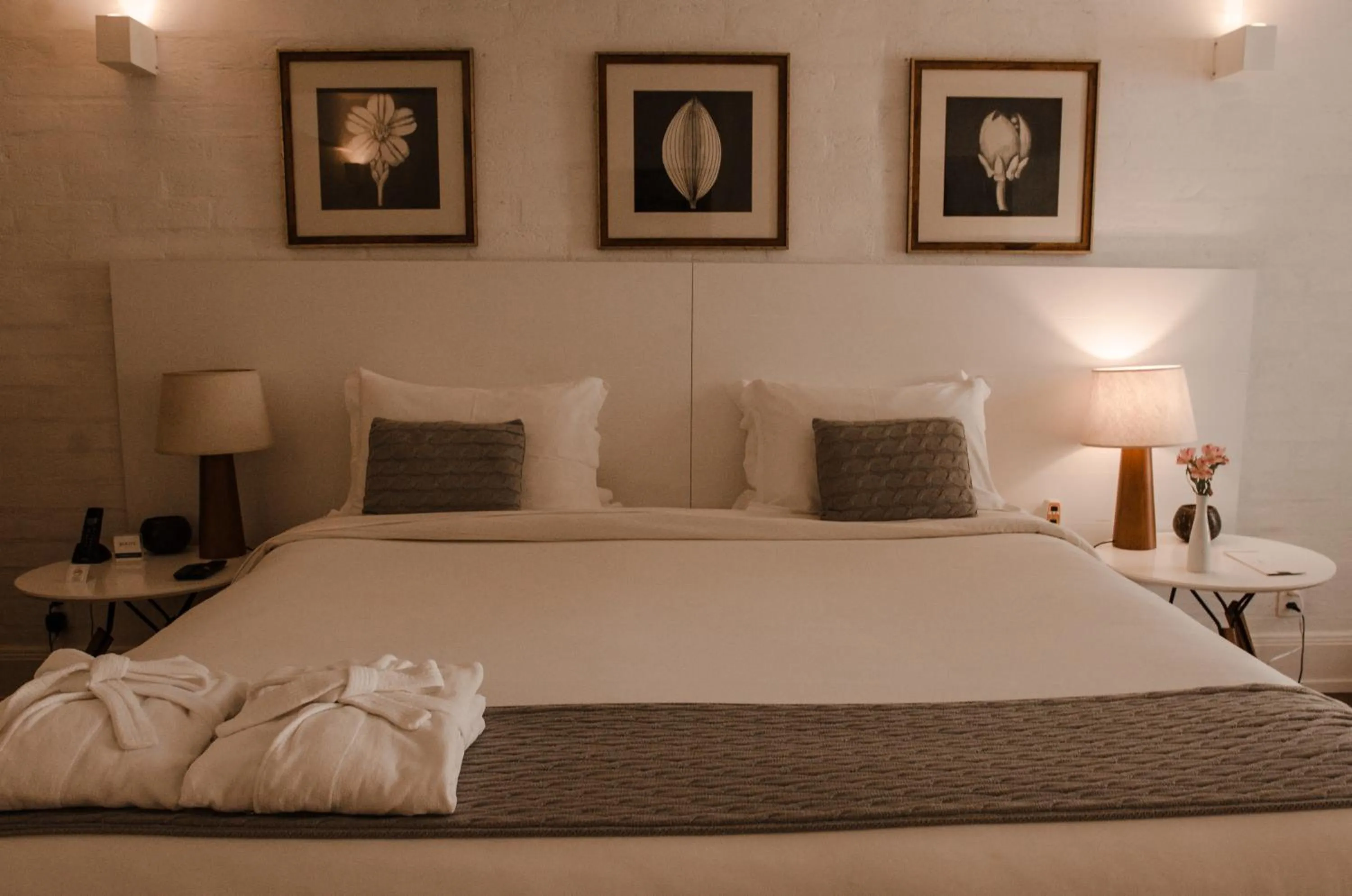 Bedroom, Bed in Roots Resort