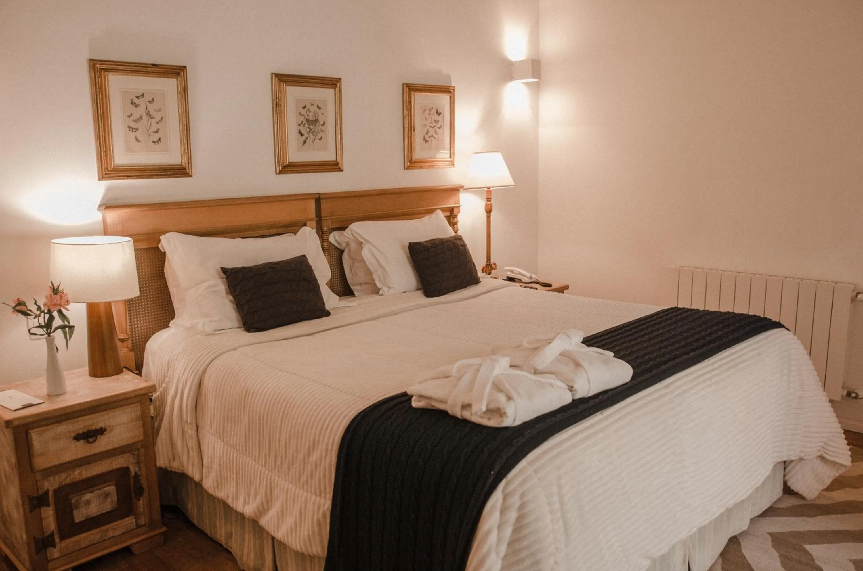 Bedroom, Bed in Roots Resort