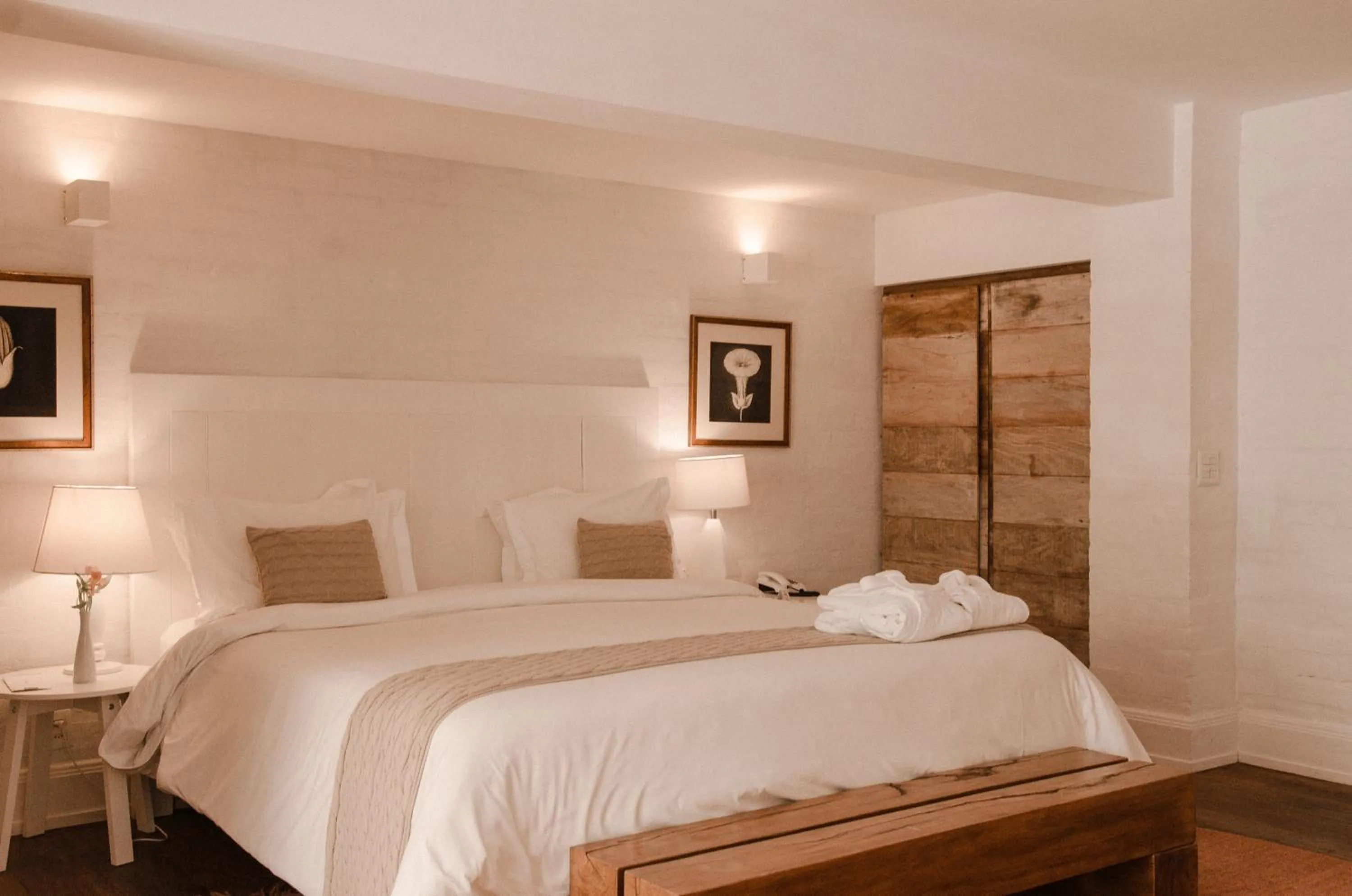 Bedroom, Bed in Roots Resort
