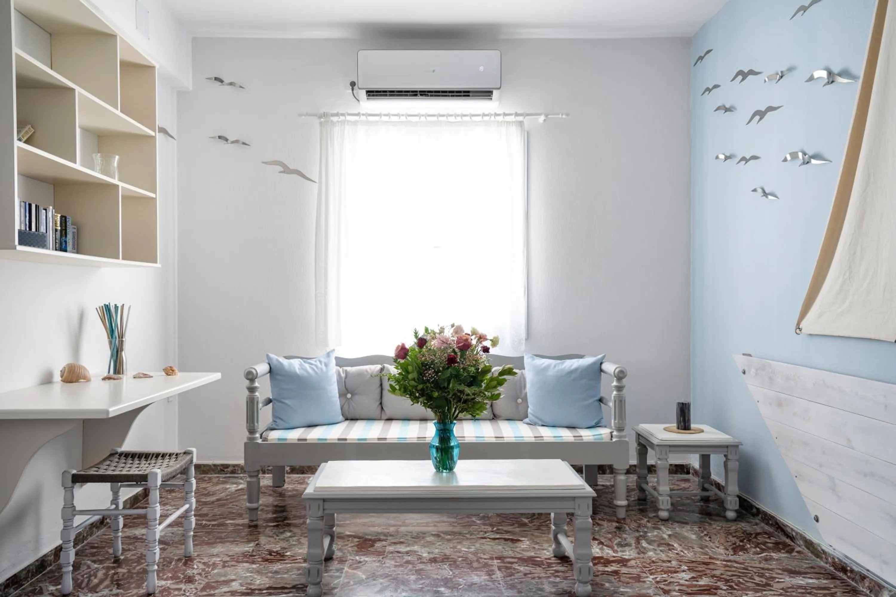 Library in Hotel Iris