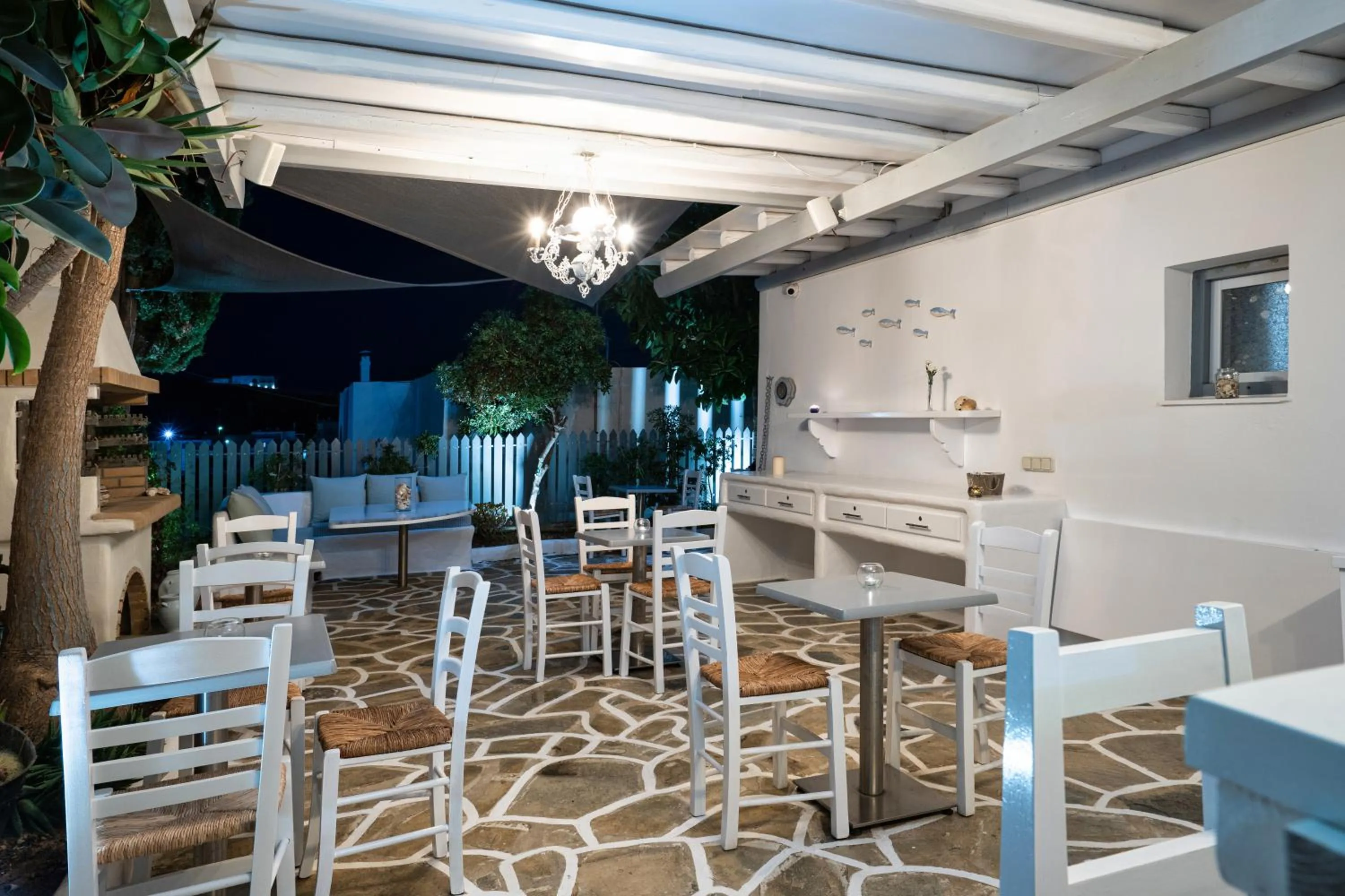 Restaurant/places to eat in Hotel Iris