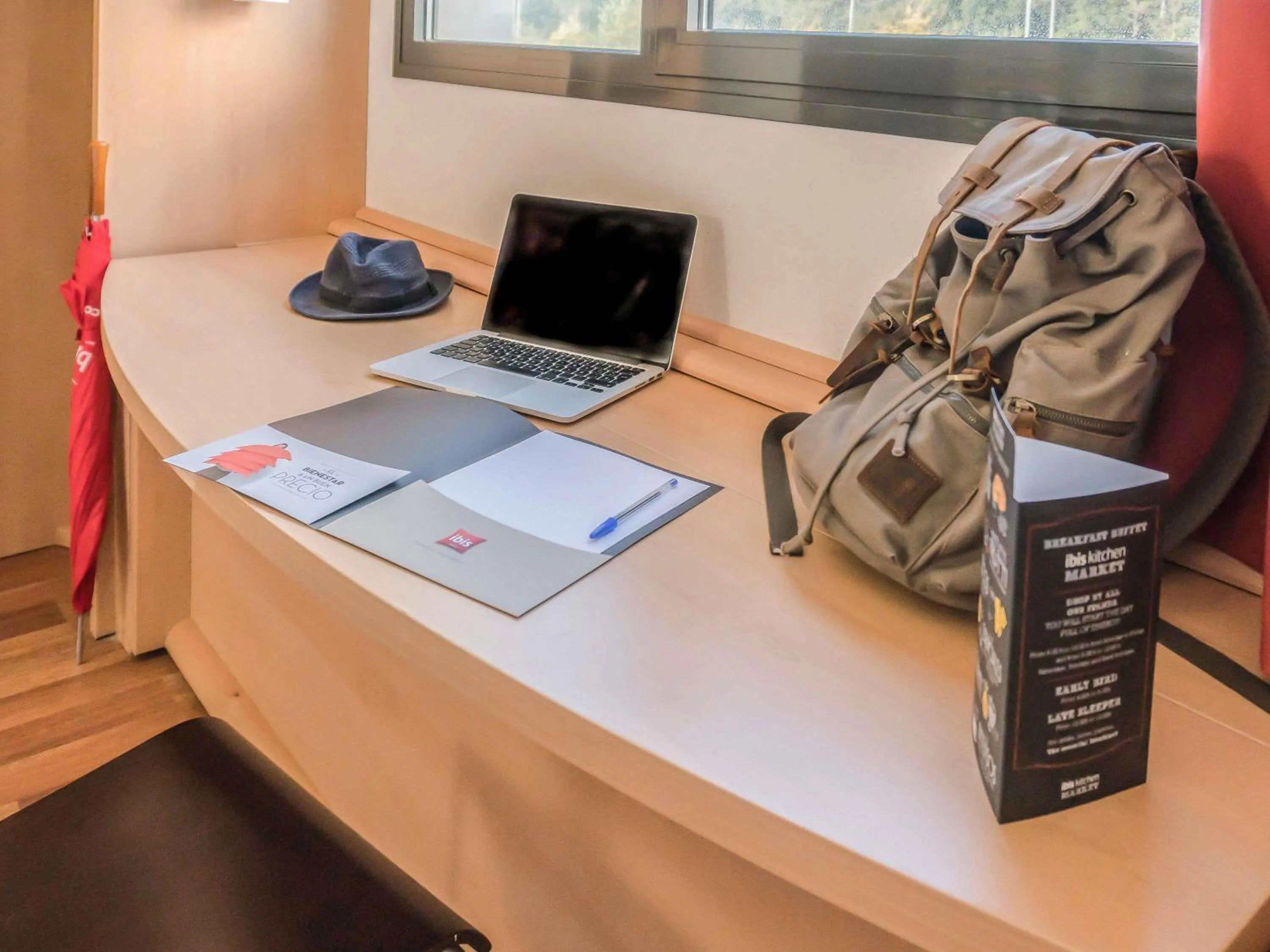 Bedroom in Ibis Girona