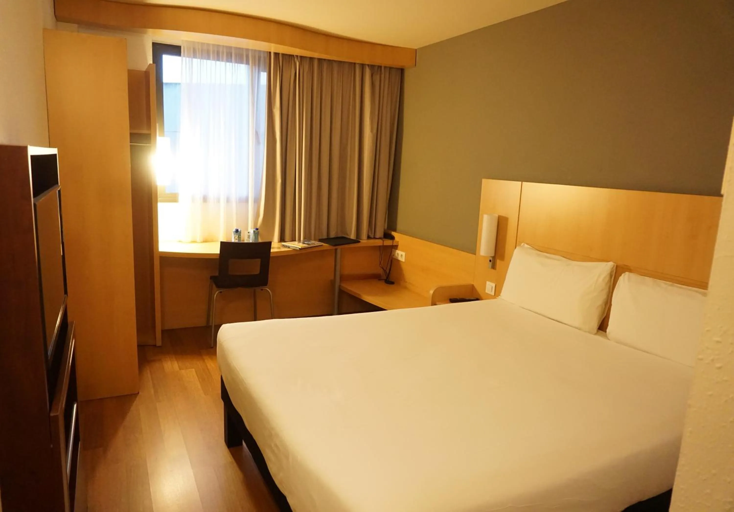 Bed in Ibis Girona