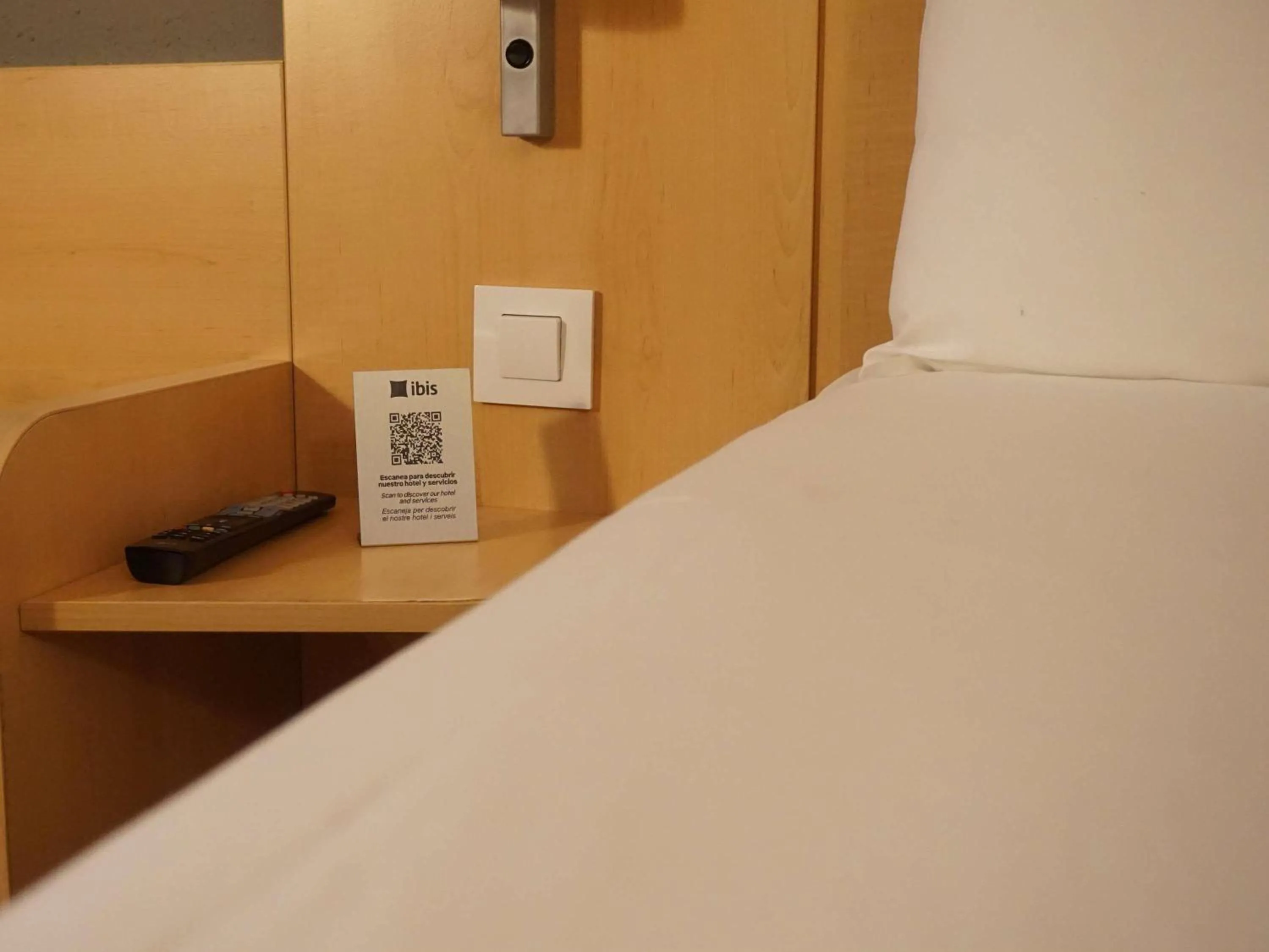 Bedroom, Bed in Ibis Girona