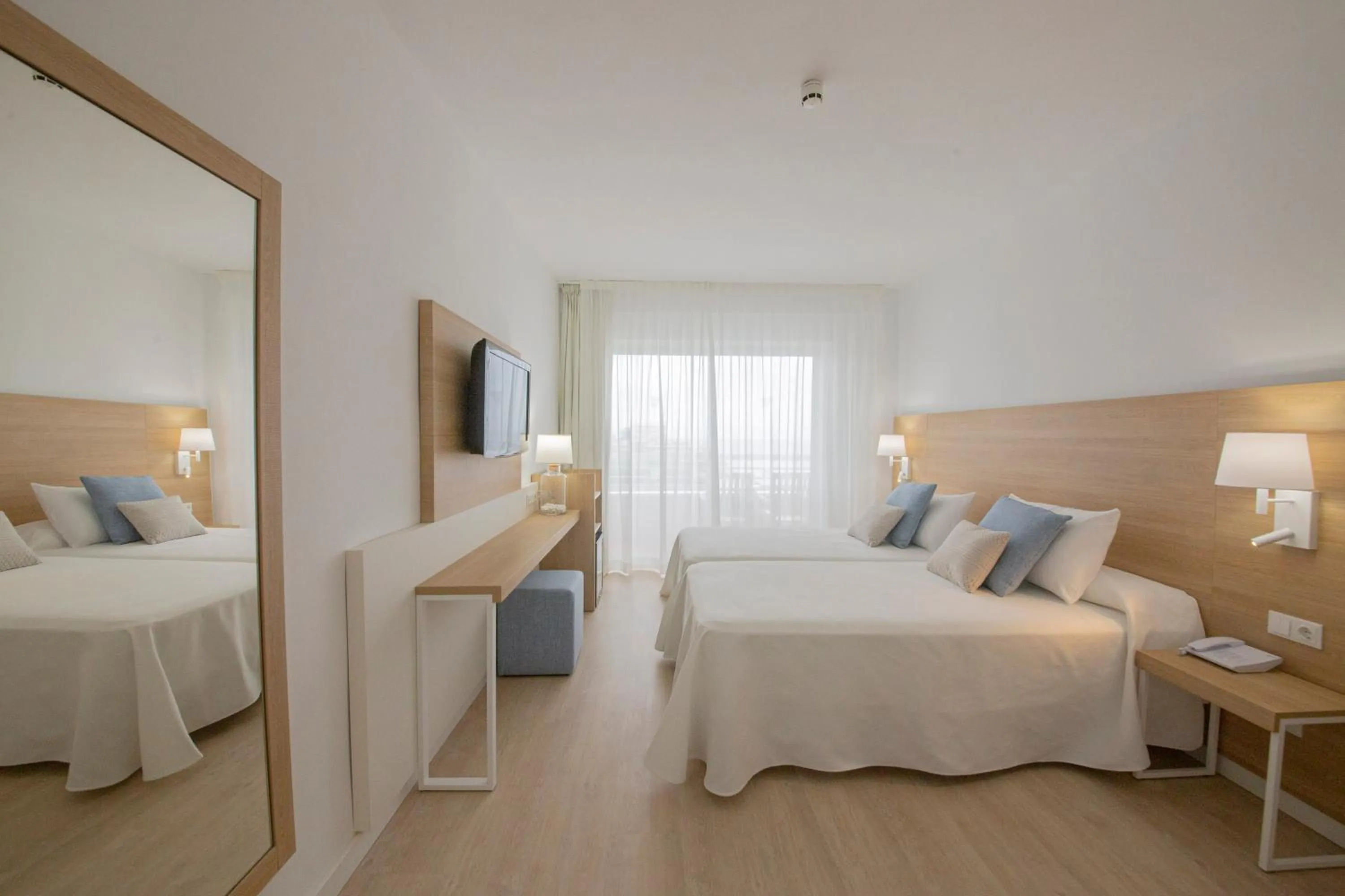 Communal lounge/ TV room, Bed in Hotel Cala Font