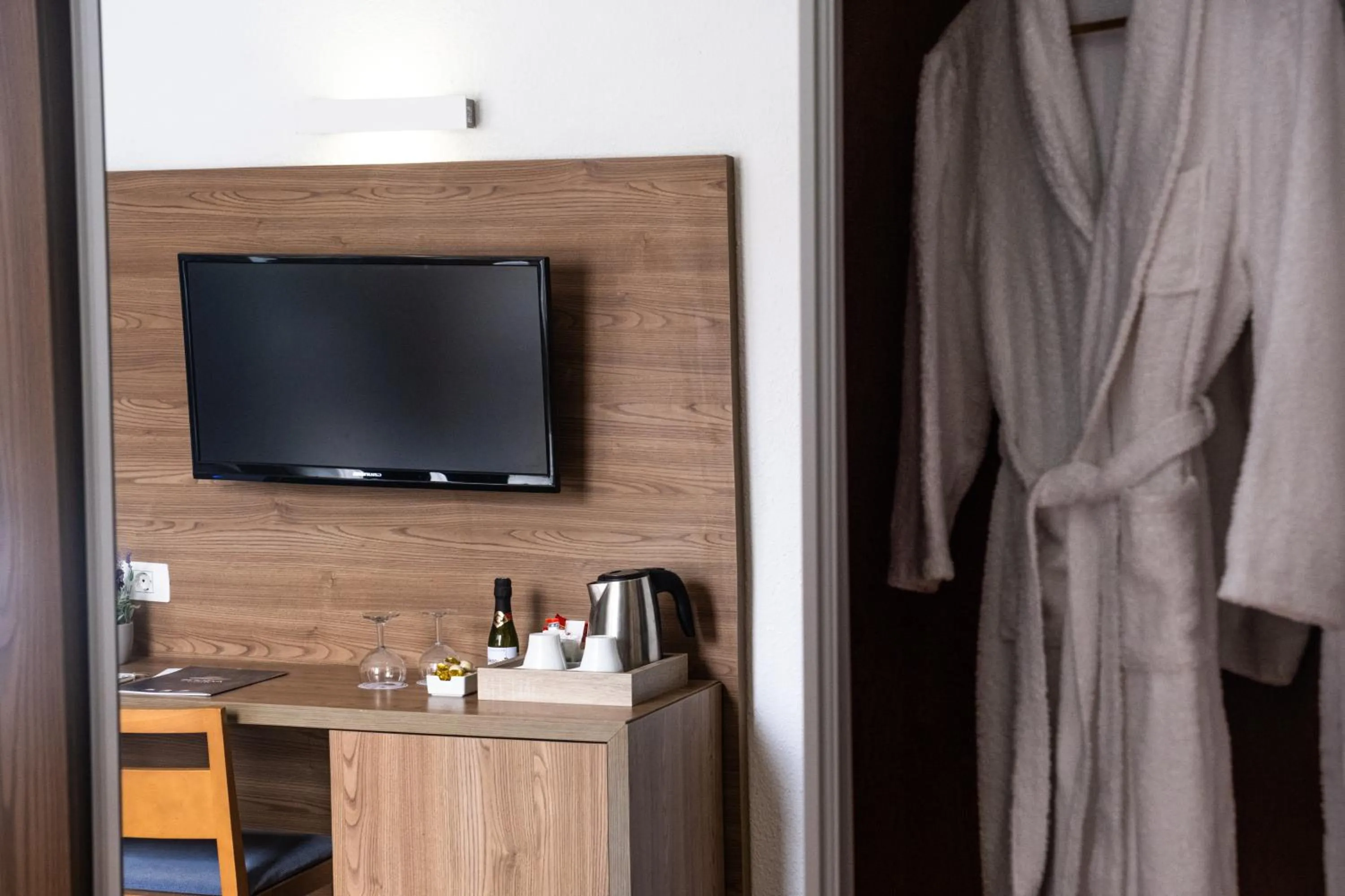 TV and multimedia in Hotel Adonis Plaza