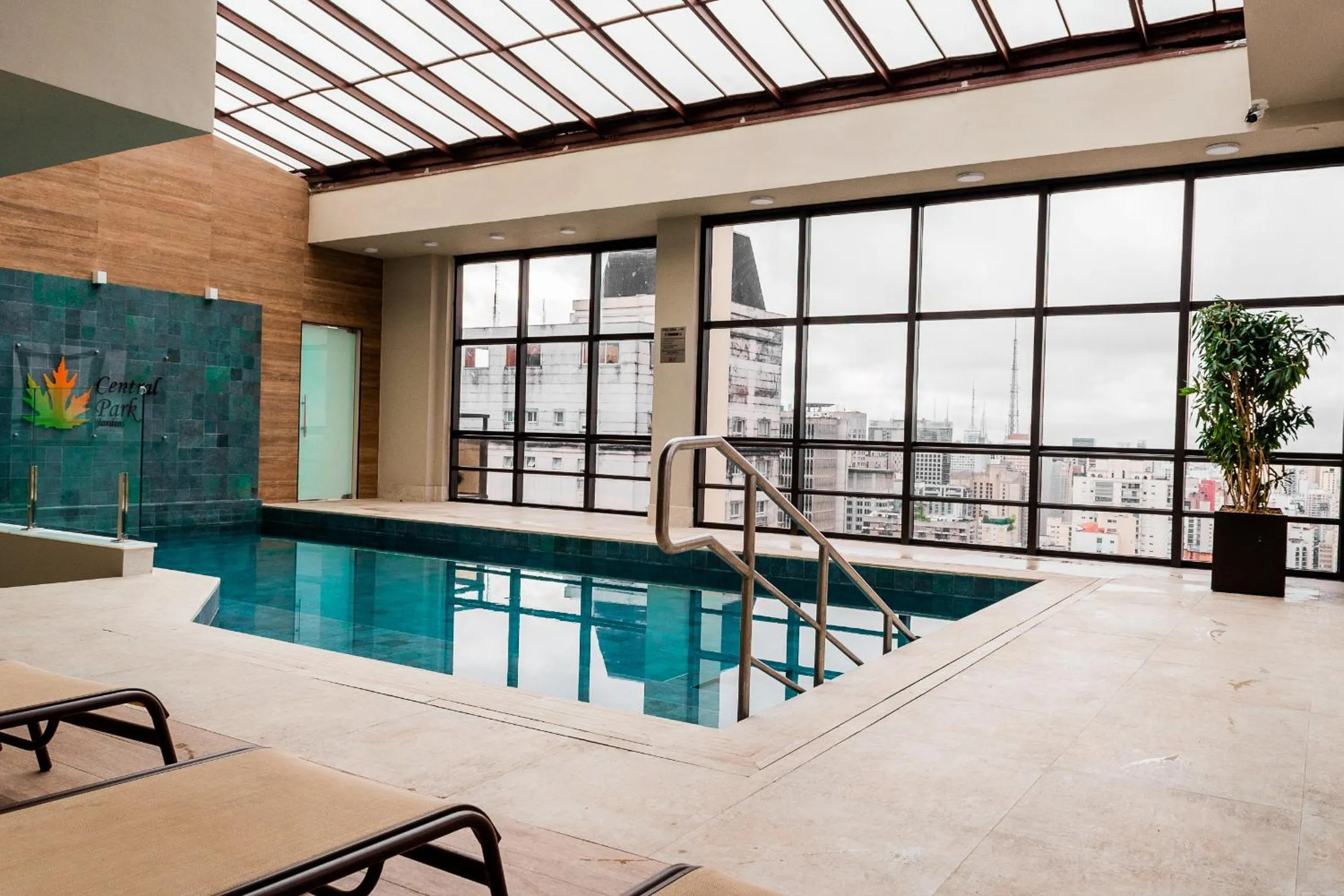 Swimming pool in Central Park Flat Jardins