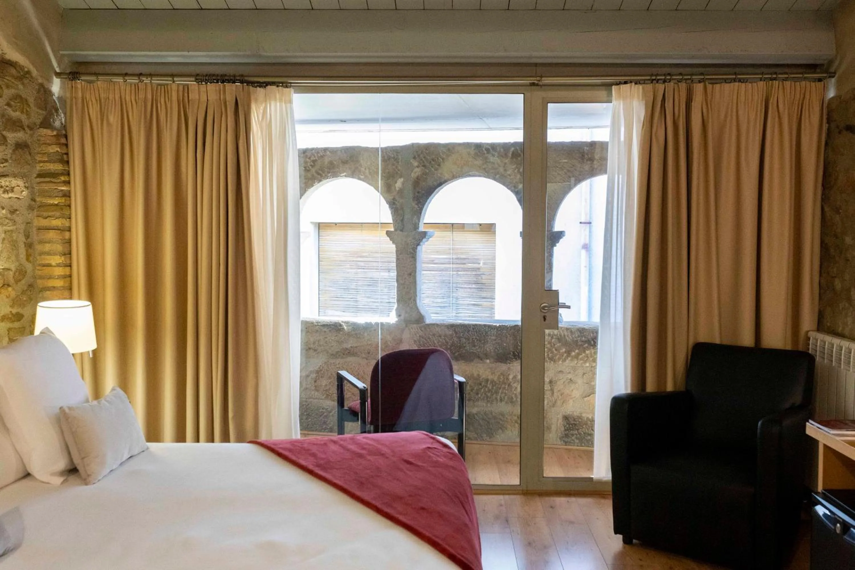 Balcony/Terrace, Bed in Hotel La Freixera