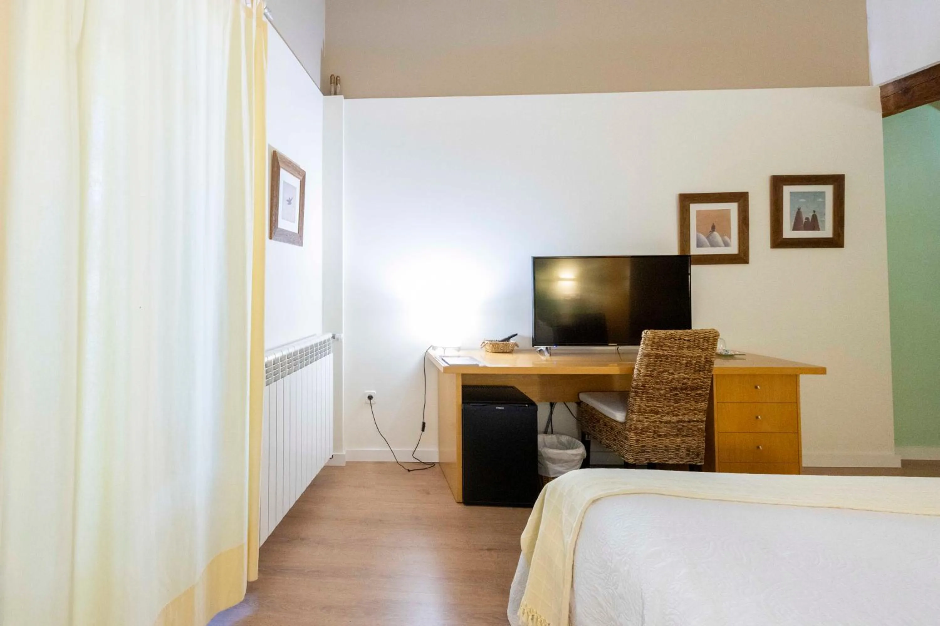 TV and multimedia, Bed in Hotel La Freixera