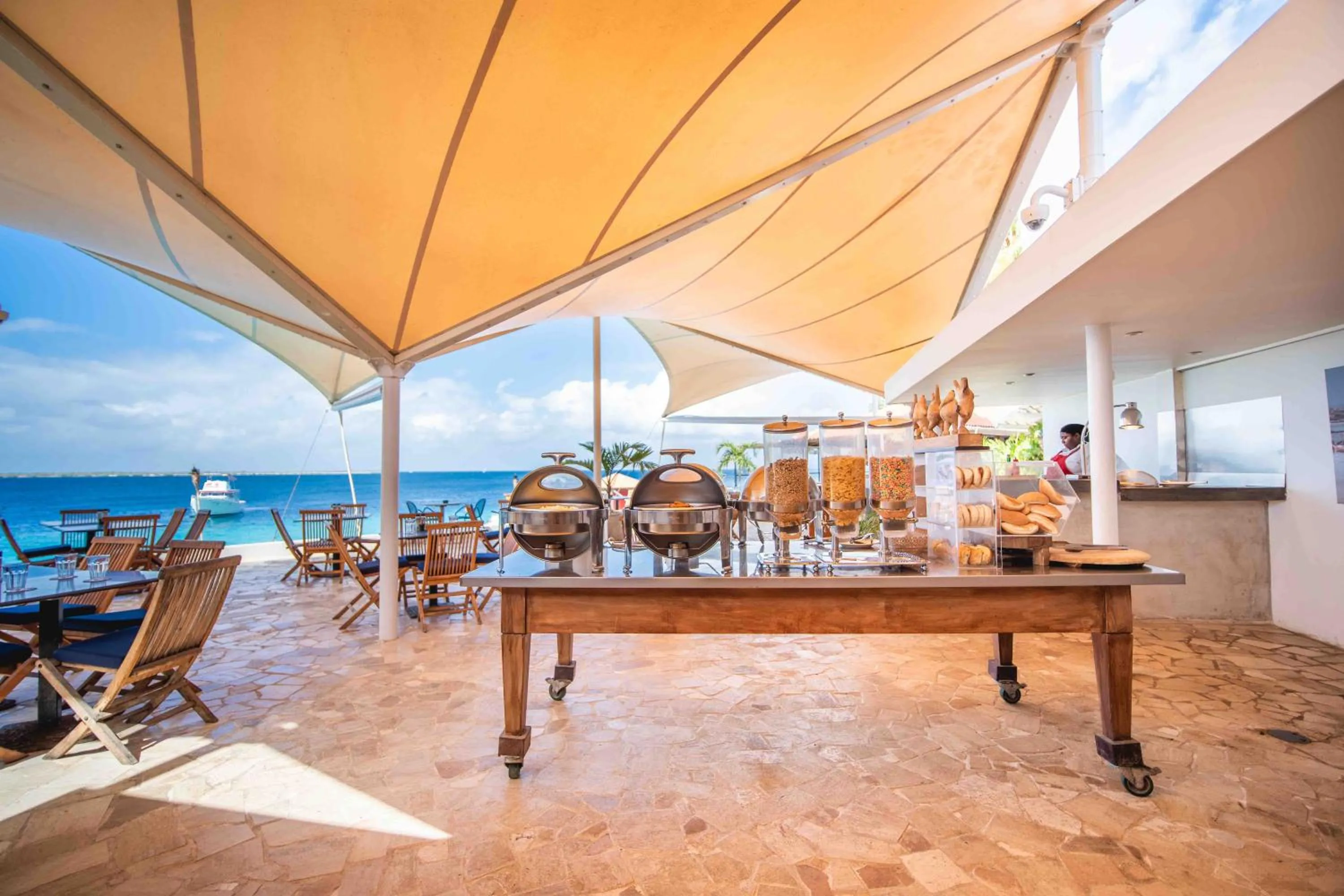 Lounge or bar in Captain Don's Habitat