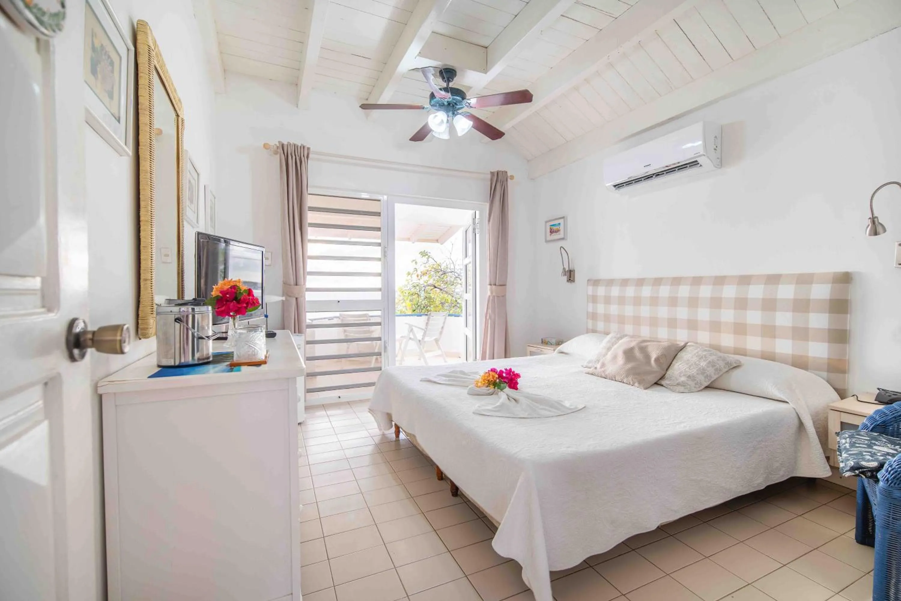 Photo of the whole room, Bed in Captain Don's Habitat