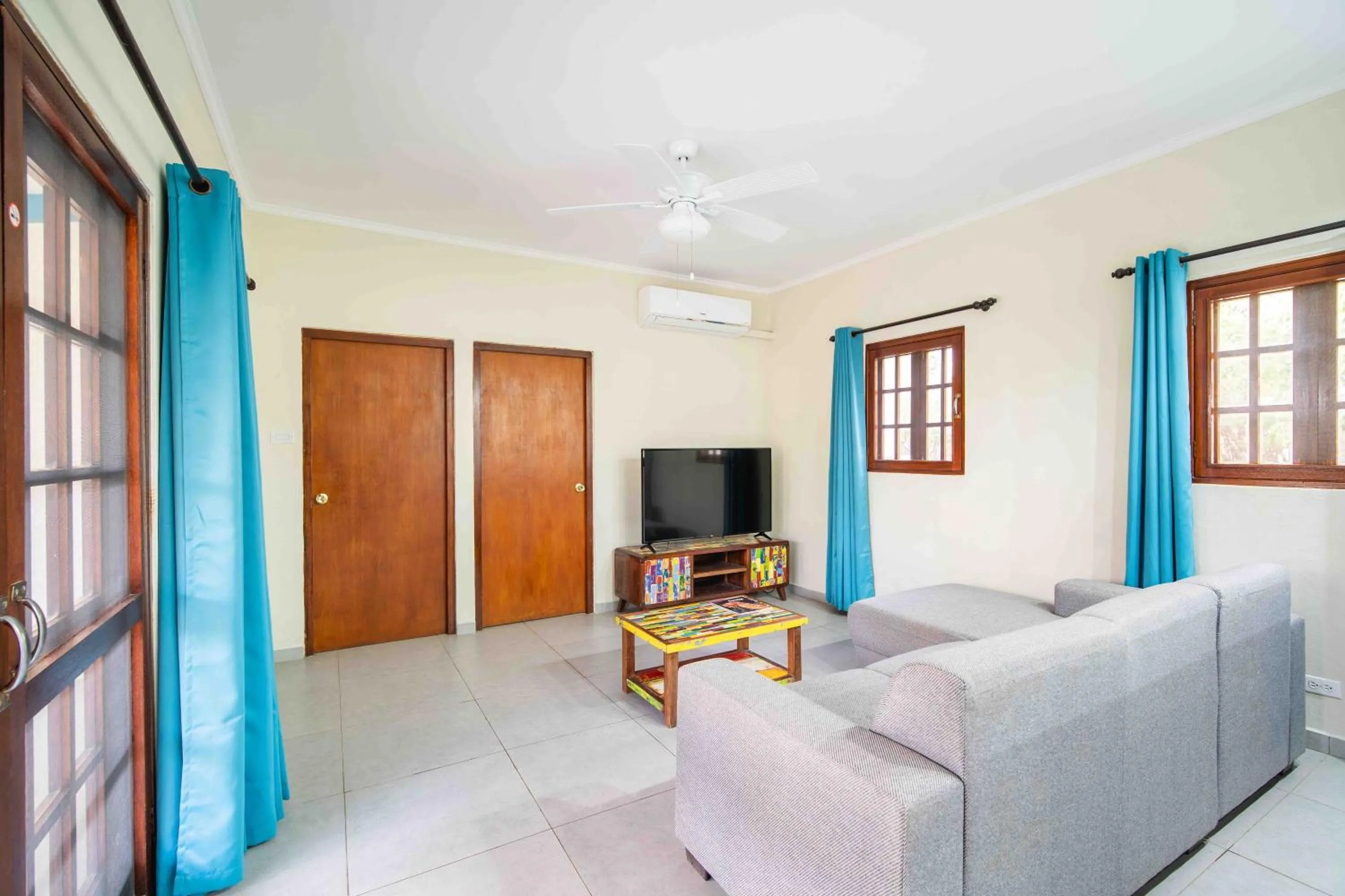 Communal lounge/ TV room in Captain Don's Habitat