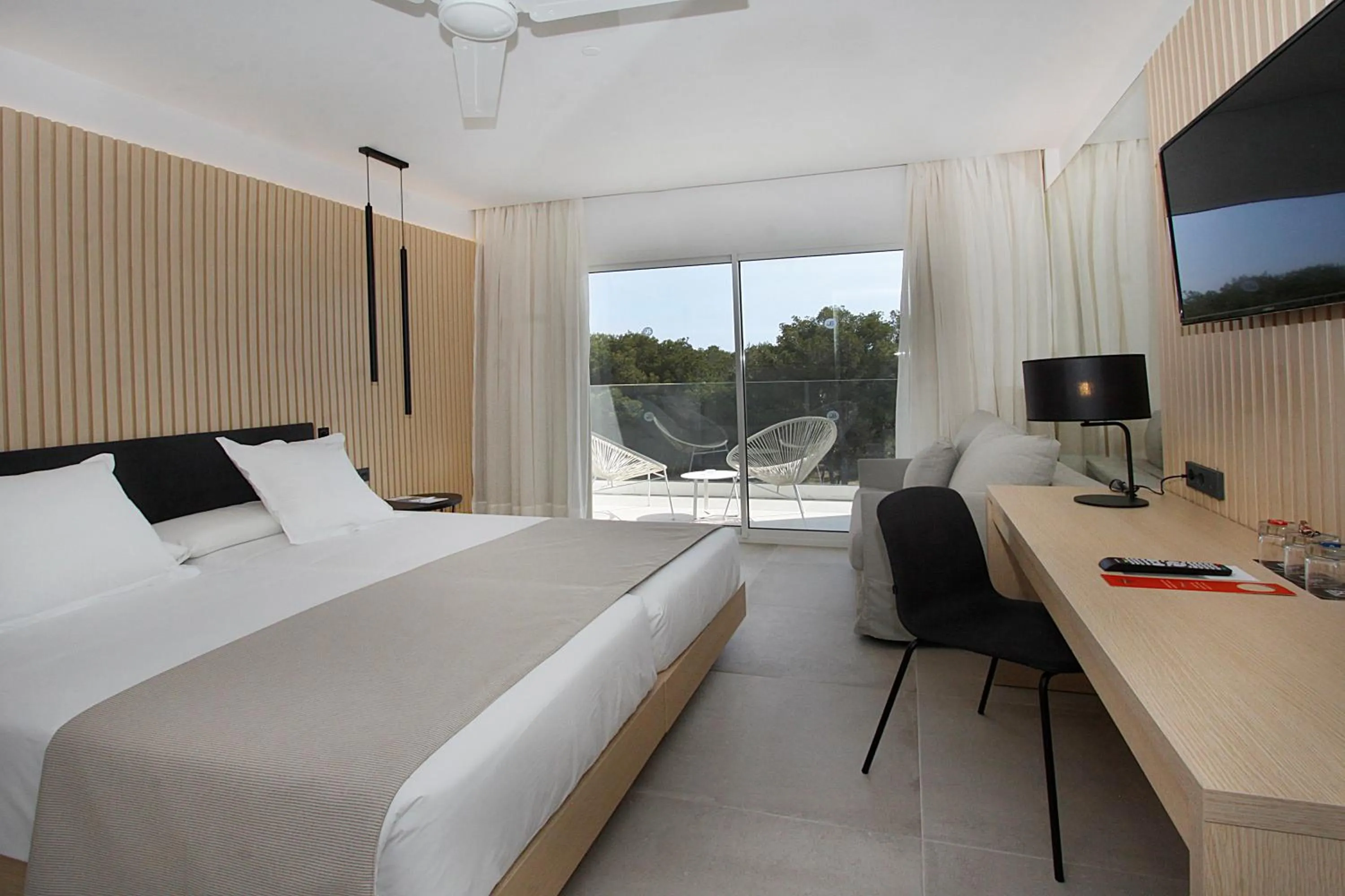 Photo of the whole room, Bed in BG Caballero