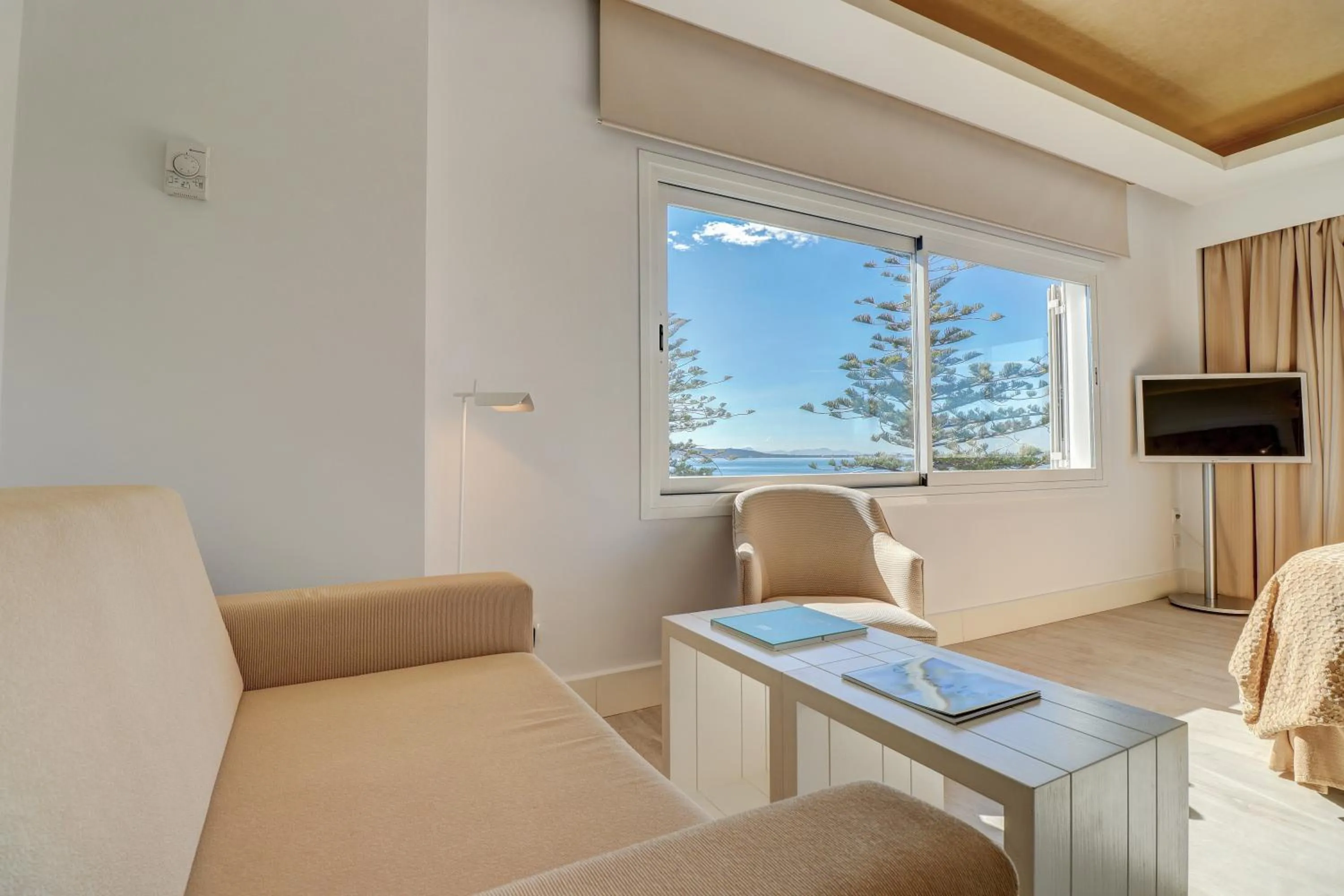 Photo of the whole room in Hotel Illa d'Or & Club Apts 4* Sup