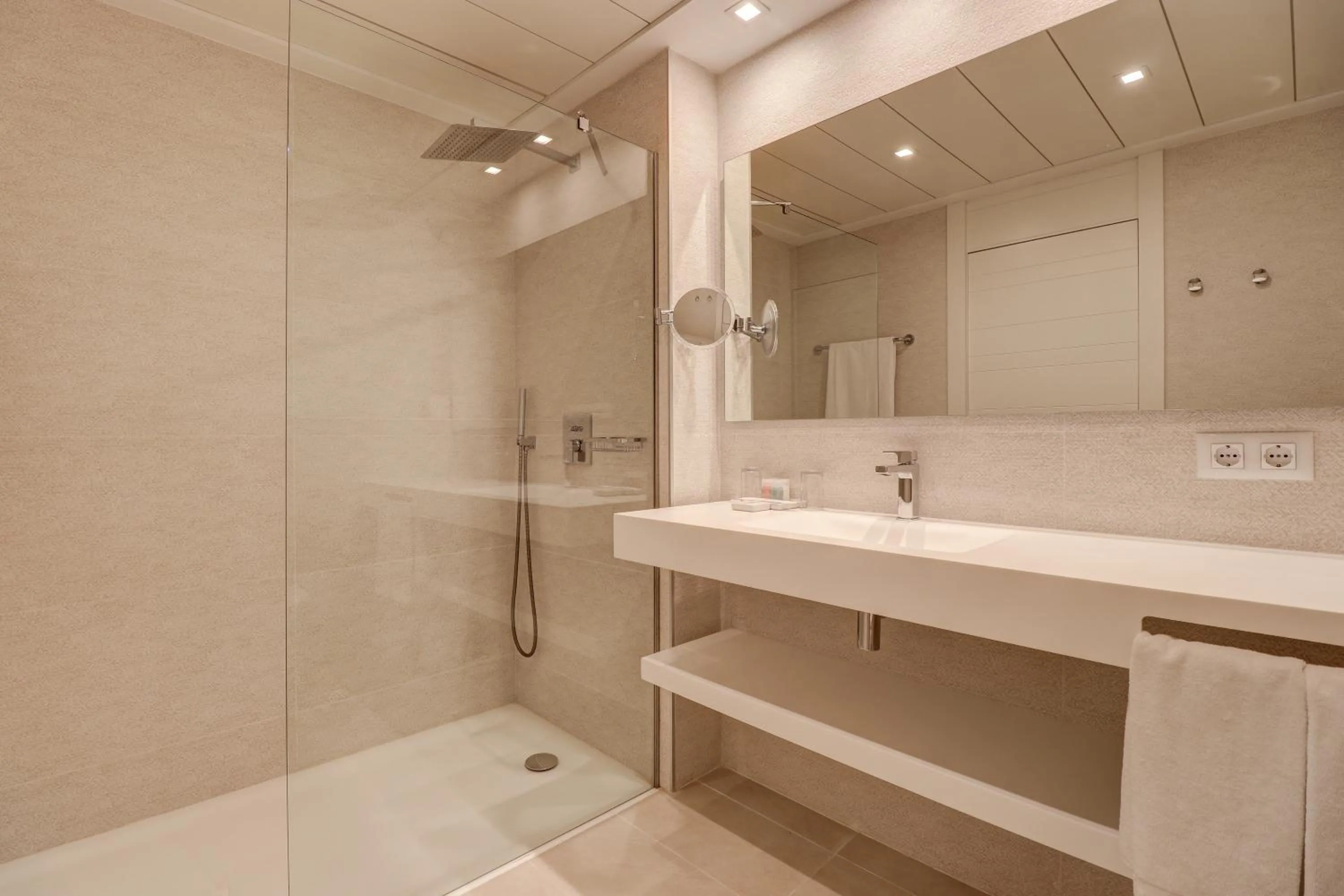 Shower in Hotel Illa d'Or & Club Apts 4* Sup
