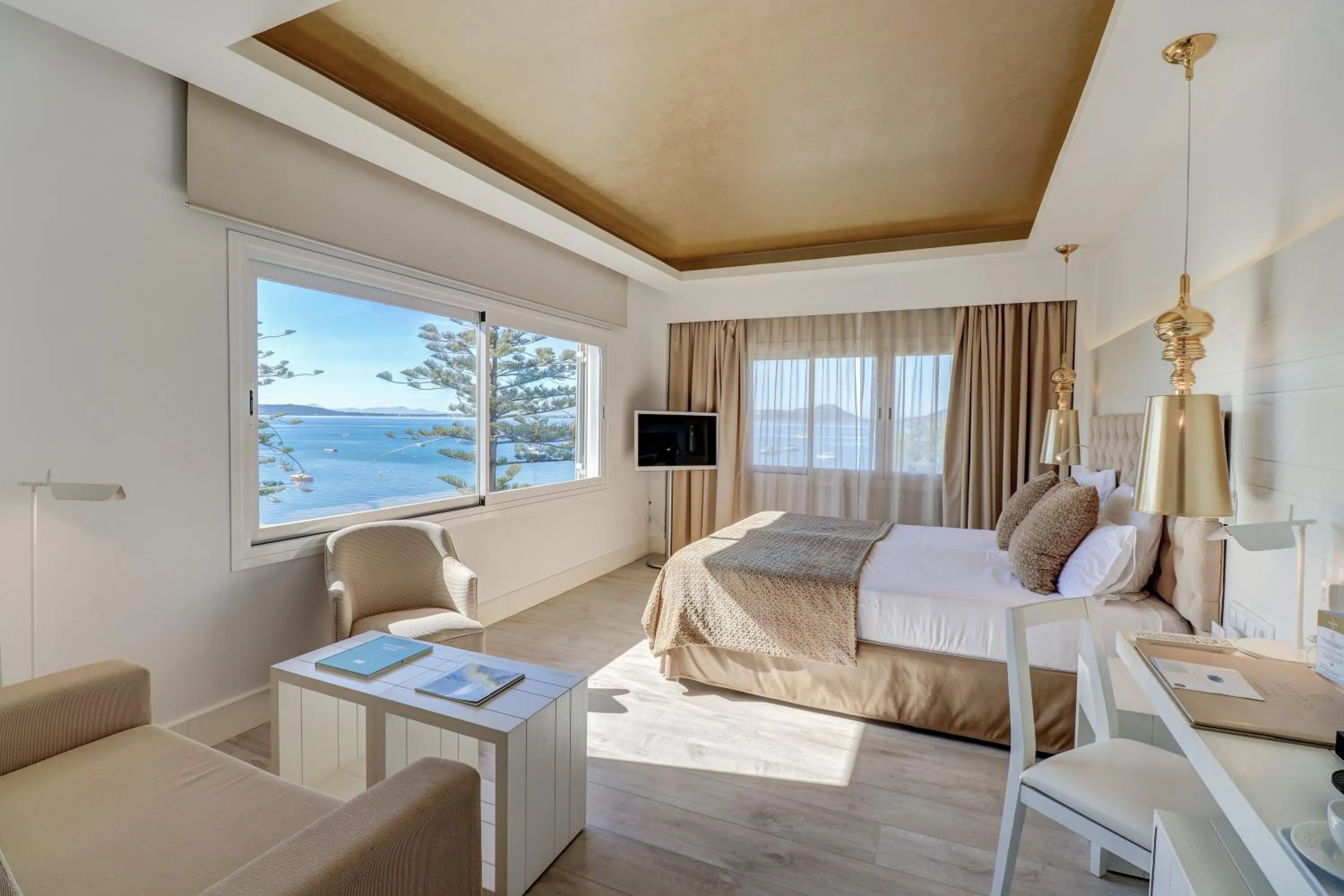 Photo of the whole room, Bed in Hotel Illa d'Or & Club Apts 4* Sup