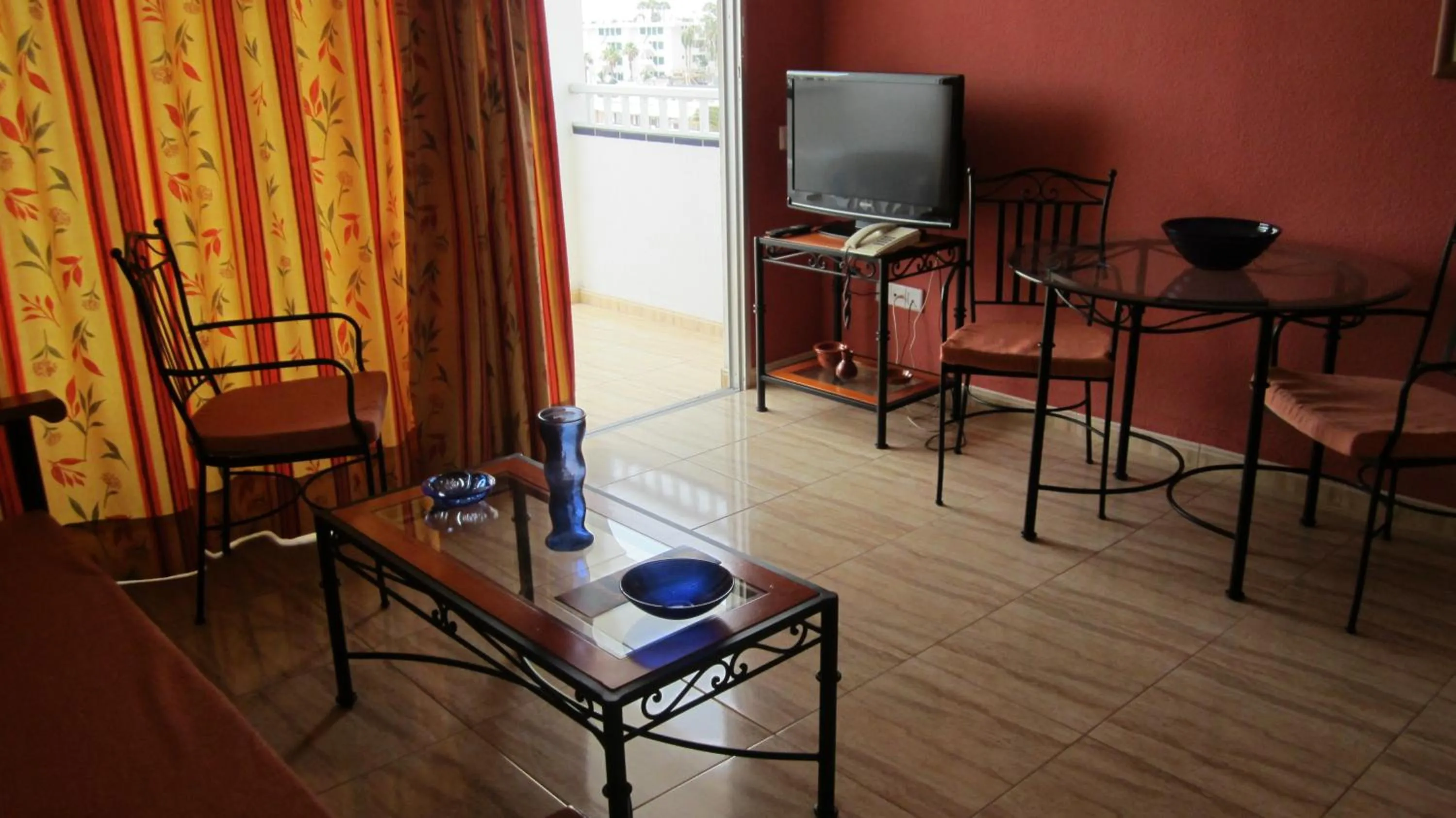 Photo of the whole room in Apartamentos Amazonas