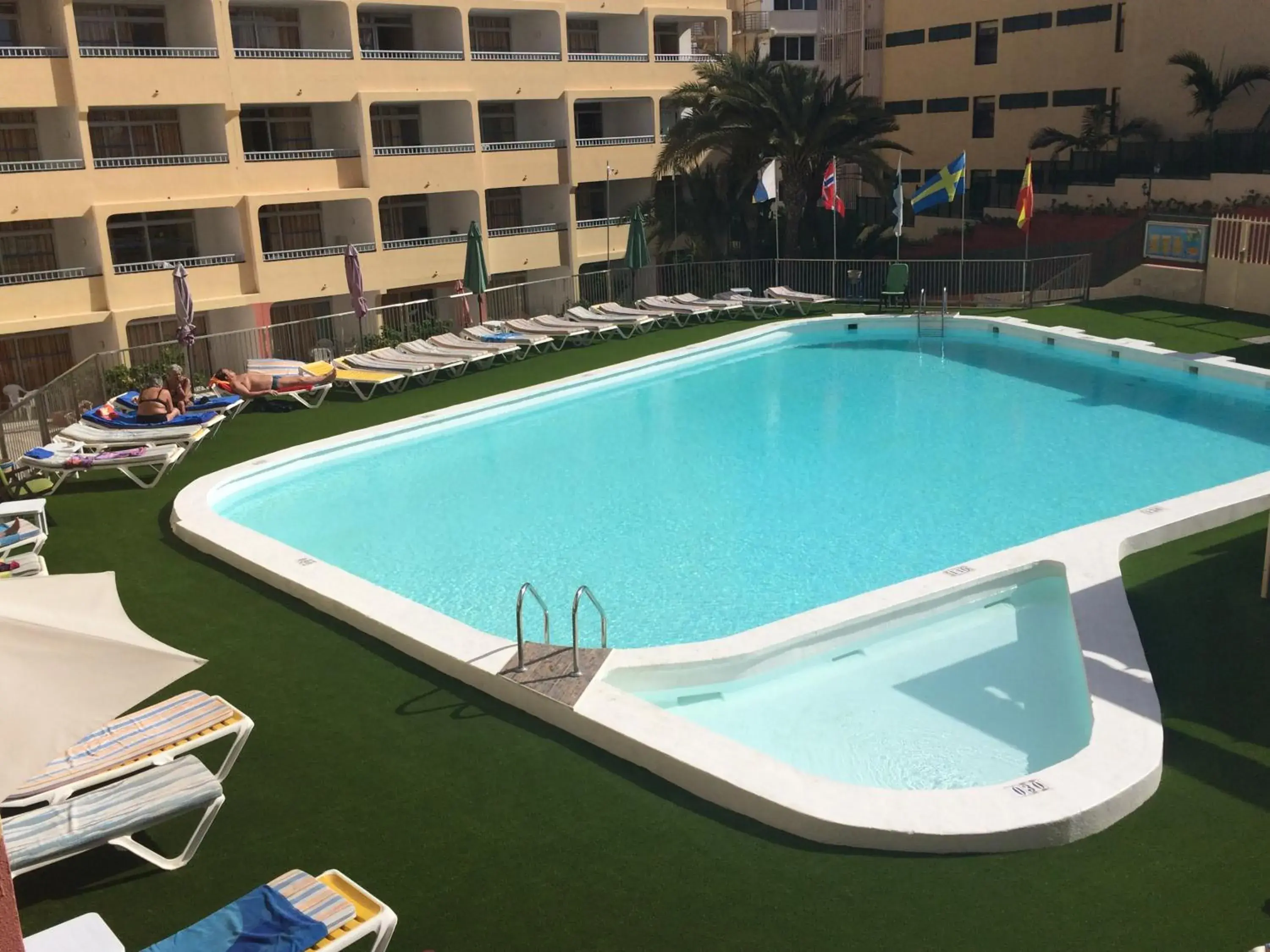 Swimming pool in Apartamentos Amazonas Swimming pool in Apartamentos Amazonas