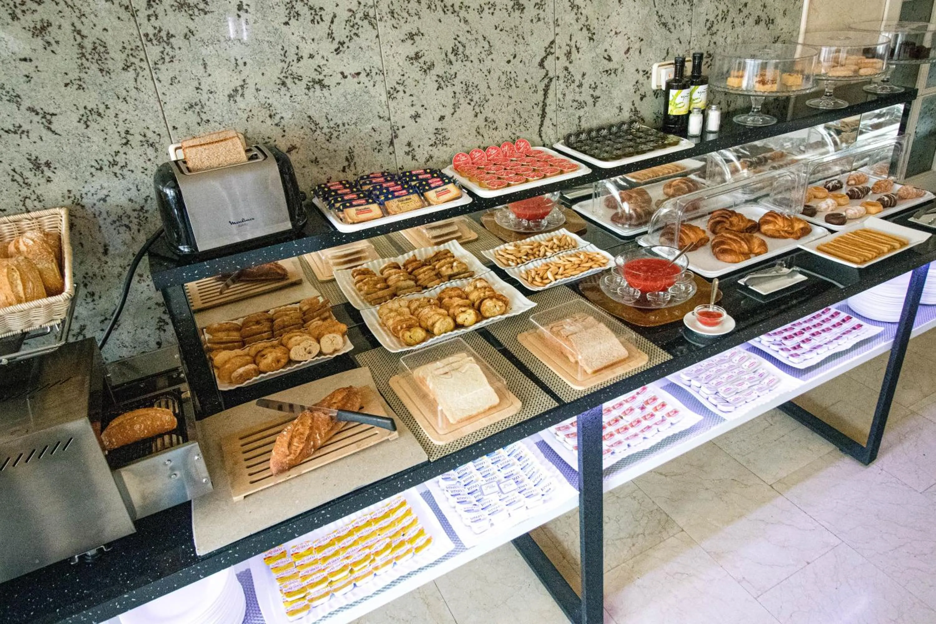 Breakfast in Hoteles Urbanos N Avenida de España