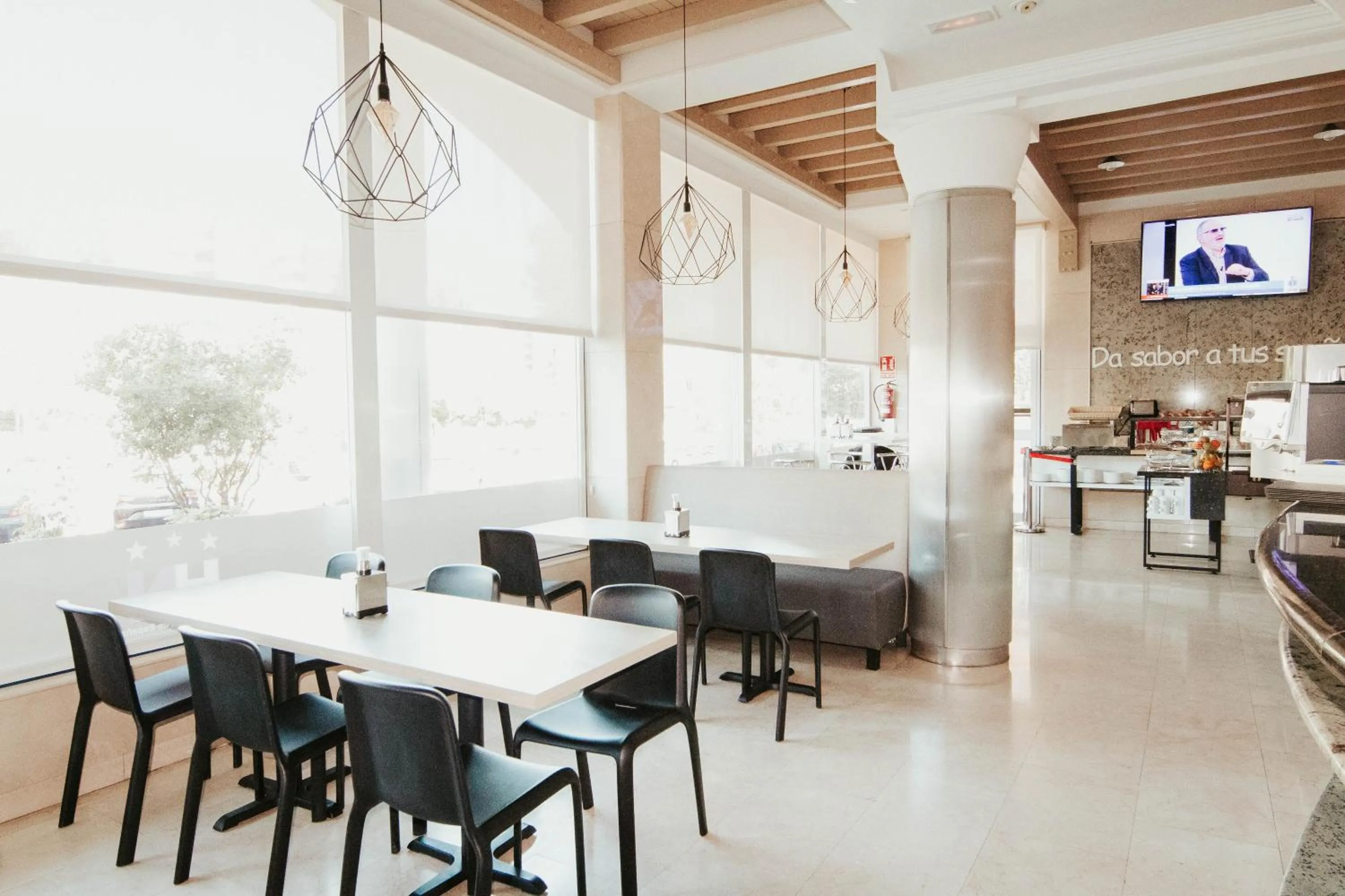 Restaurant/places to eat in Hoteles Urbanos N Avenida de España