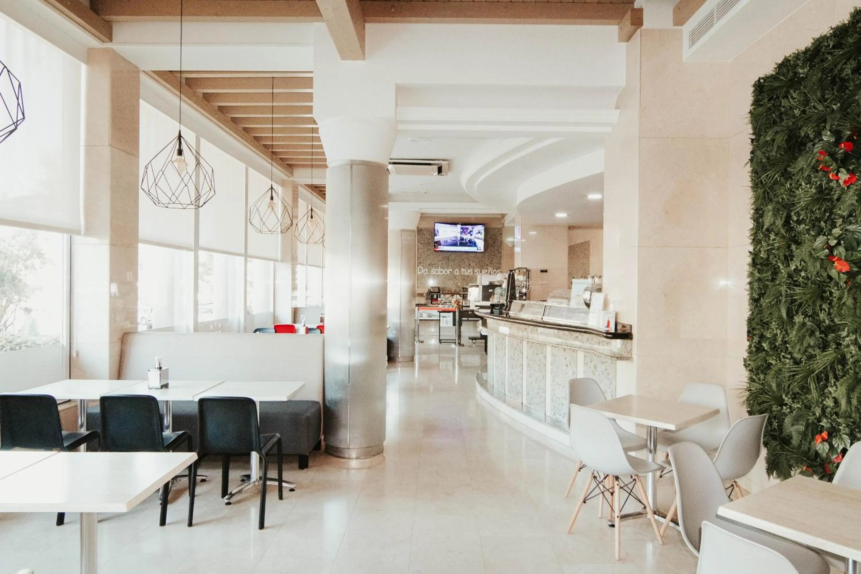 Restaurant/places to eat in Hoteles Urbanos N Avenida de España