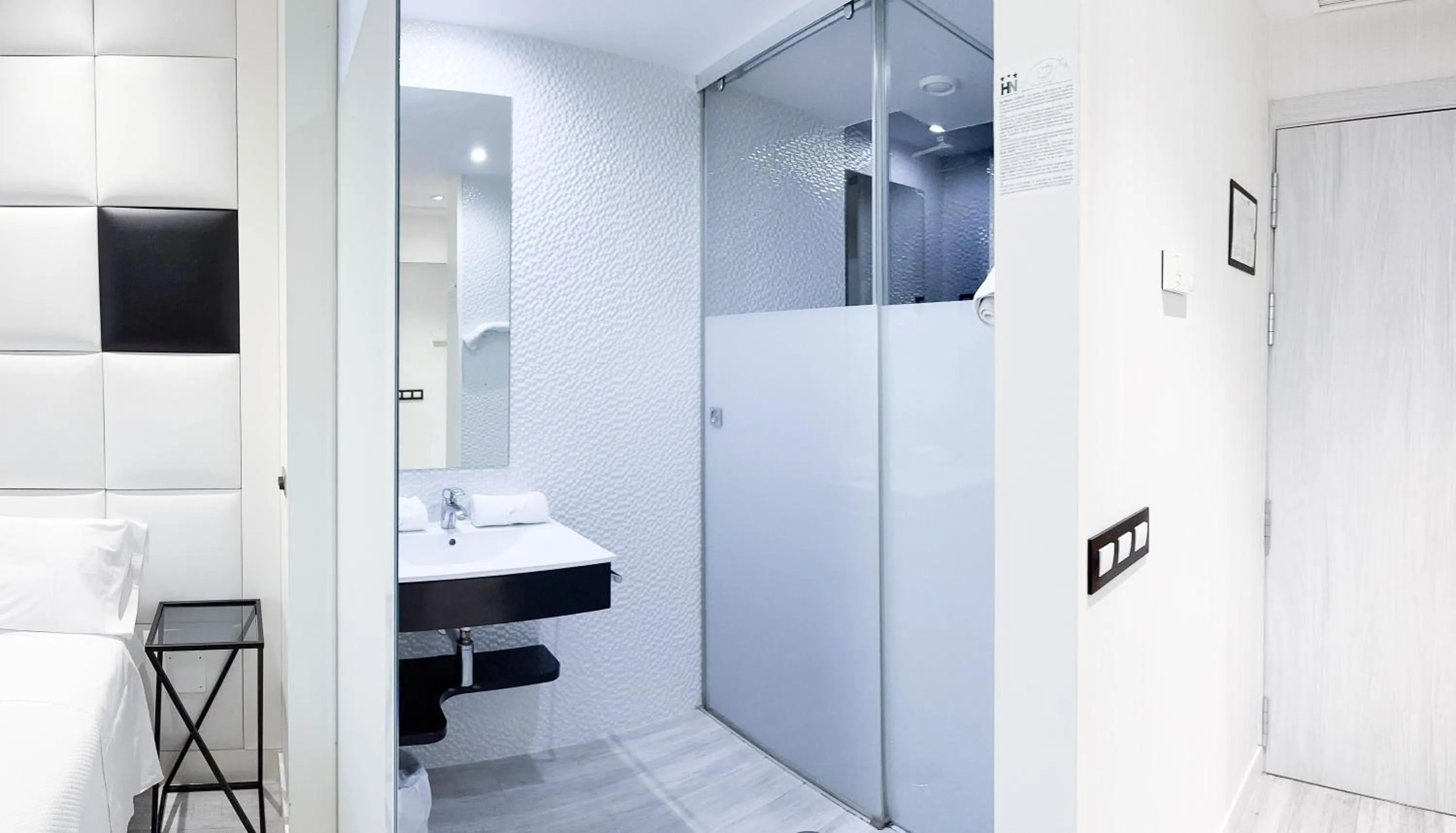 Shower in Hoteles Urbanos N Avenida de España