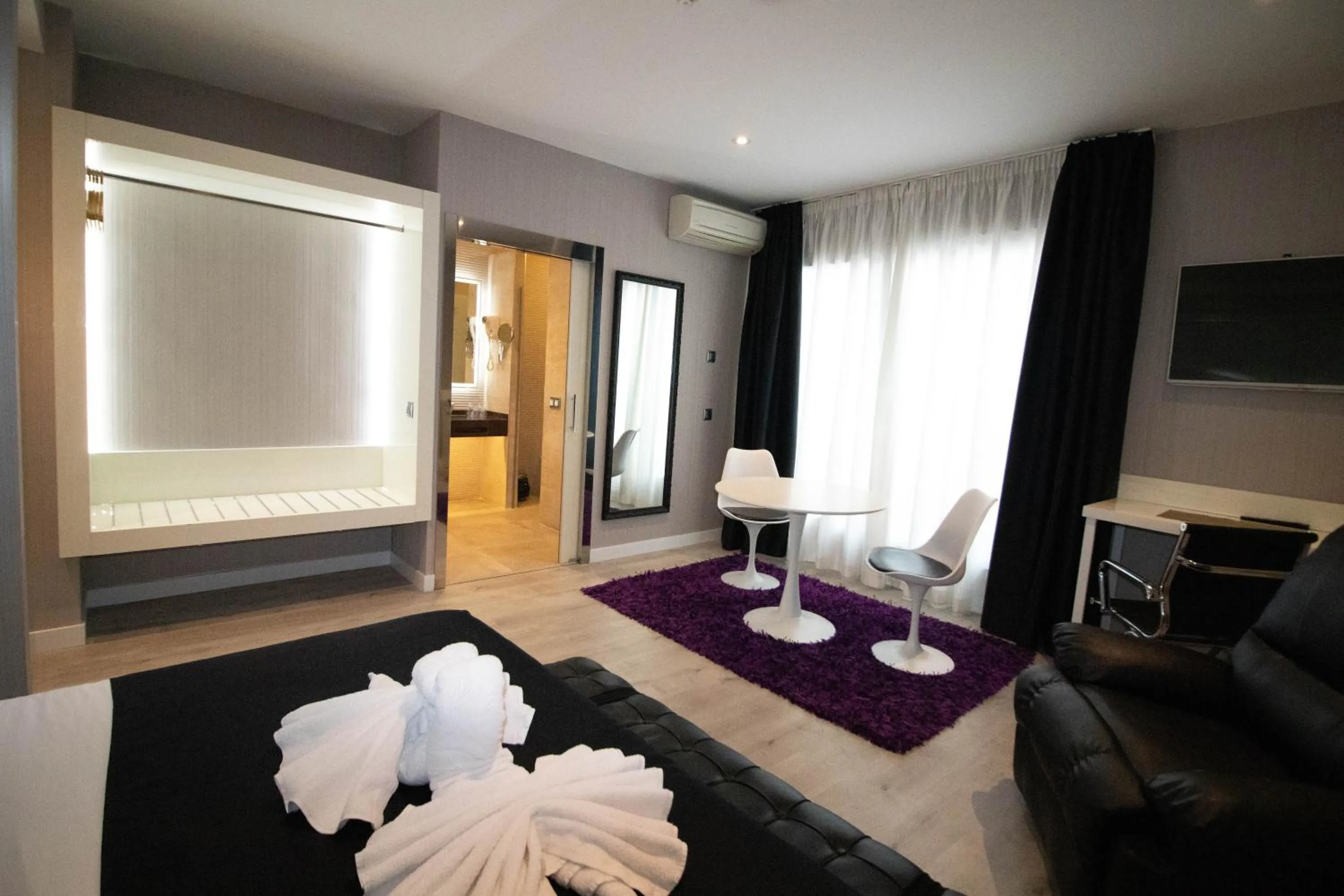 Photo of the whole room, Bed in Hoteles Urbanos N Avenida de España