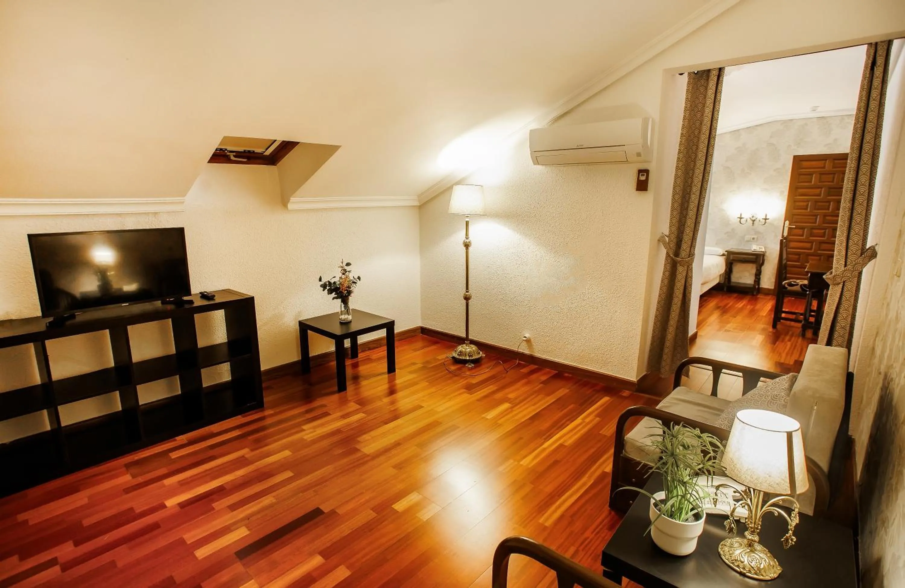 TV and multimedia in Hotel Conde Rodrigo II by eme hoteles