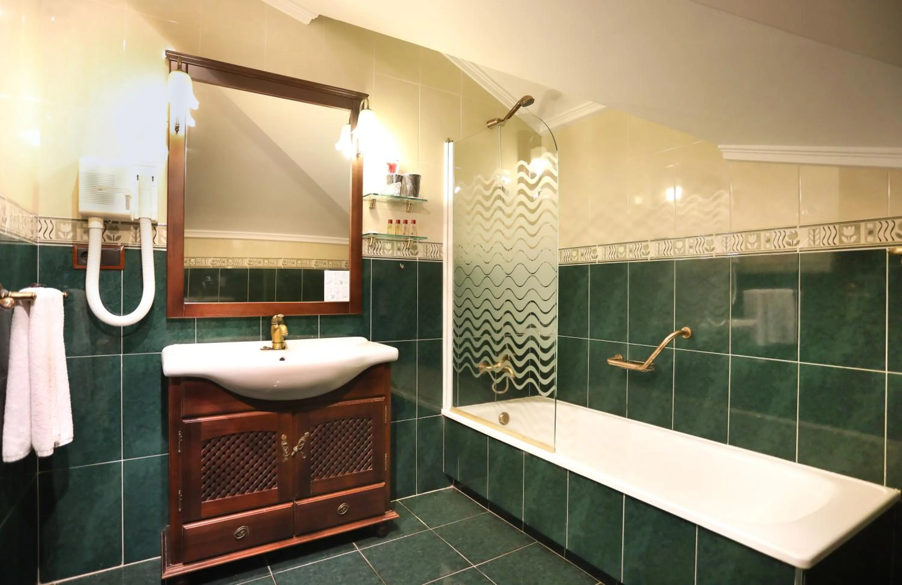 Bathroom in Hotel Conde Rodrigo II by eme hoteles