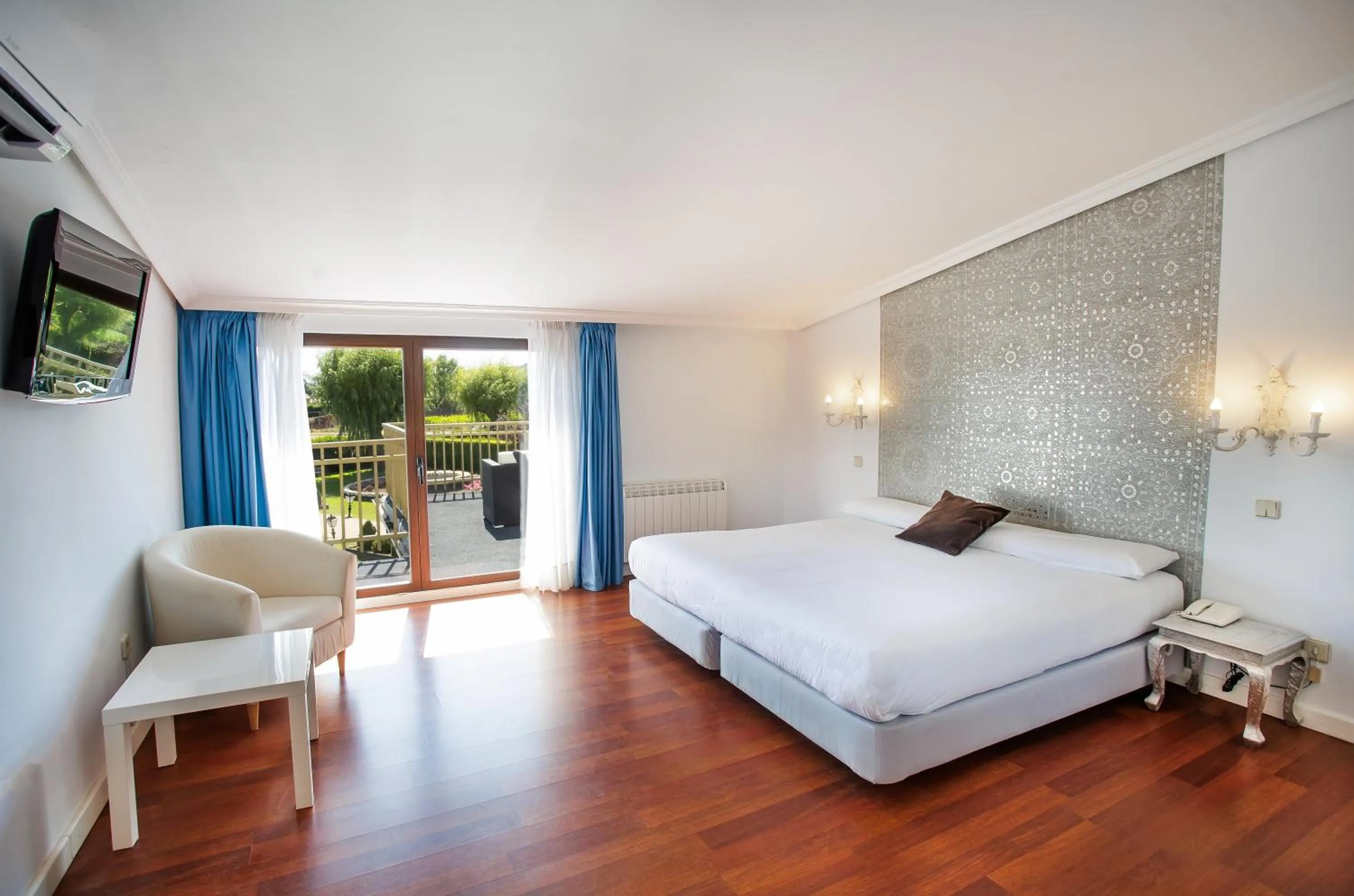 Bed in Hotel Conde Rodrigo II by eme hoteles