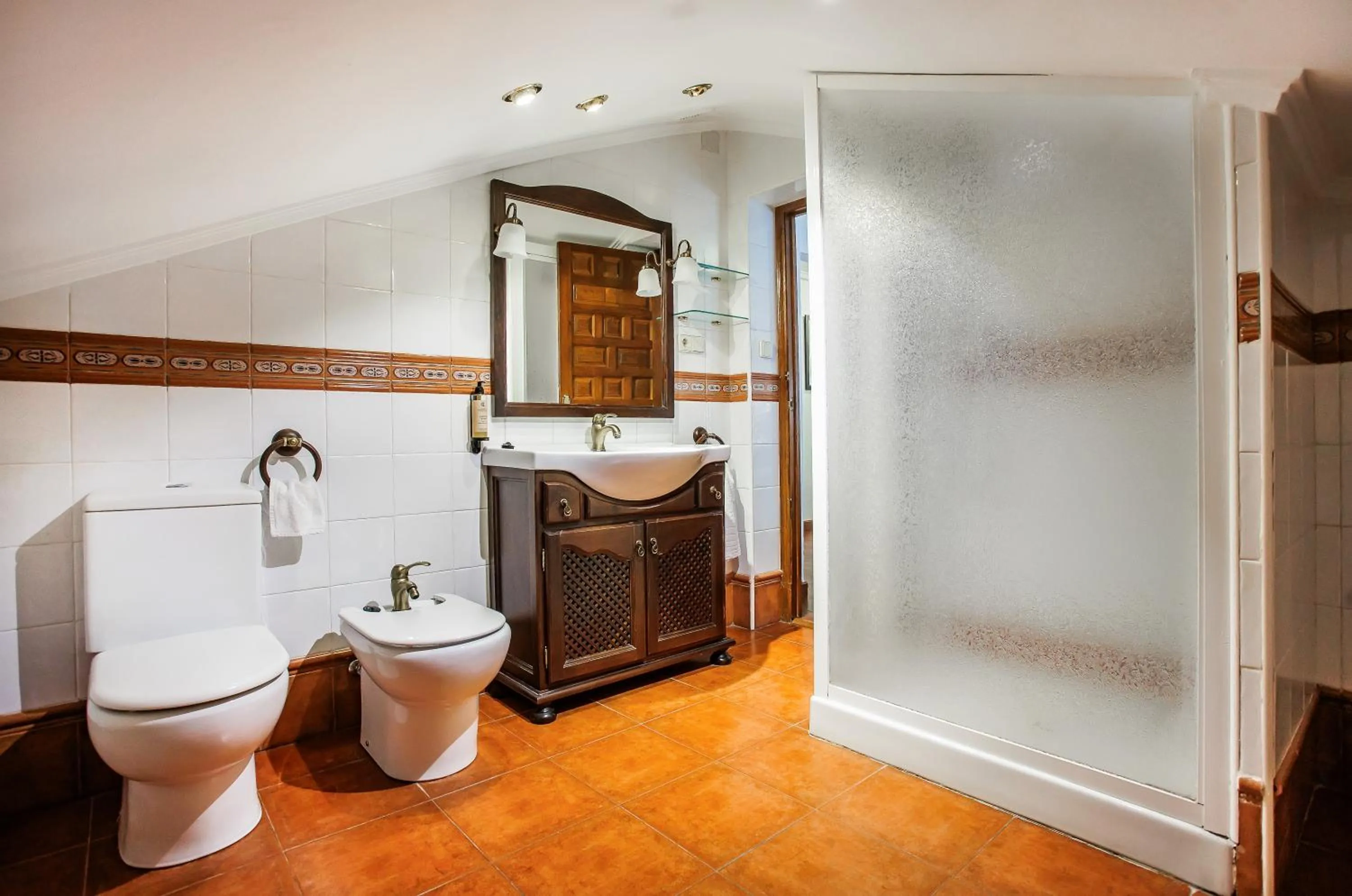 Shower in Hotel Conde Rodrigo II by eme hoteles