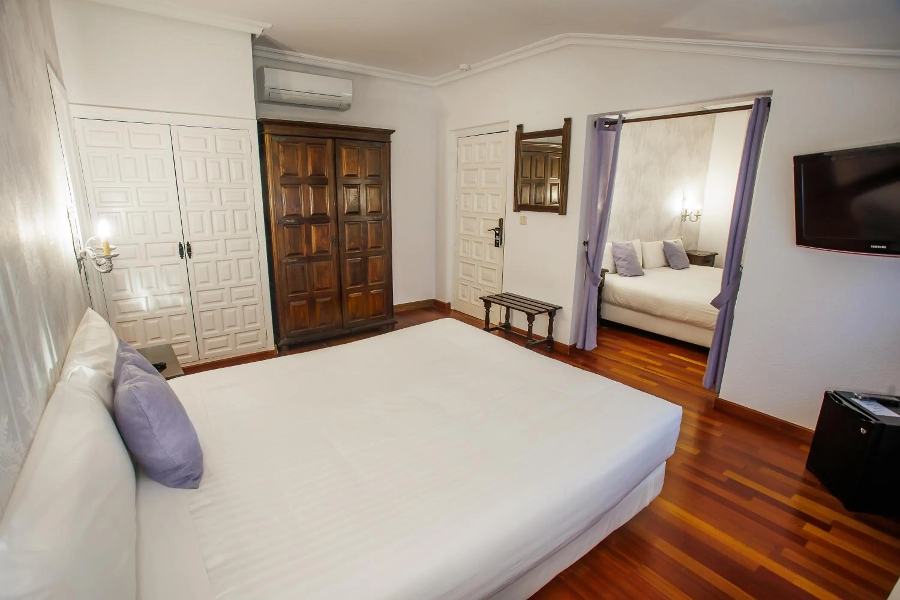 Bed in Hotel Conde Rodrigo II by eme hoteles