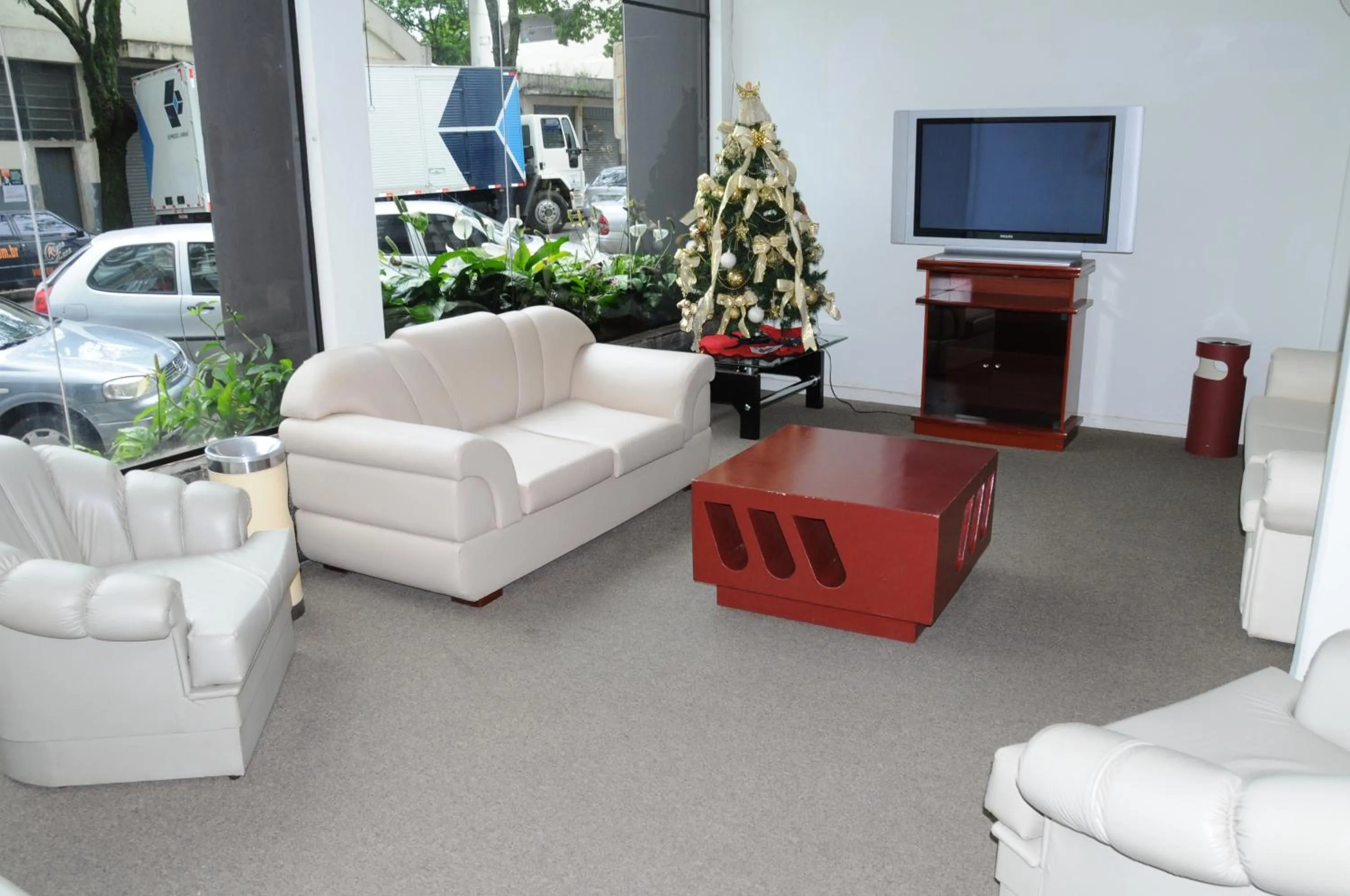 Communal lounge/ TV room in Hotel Elite