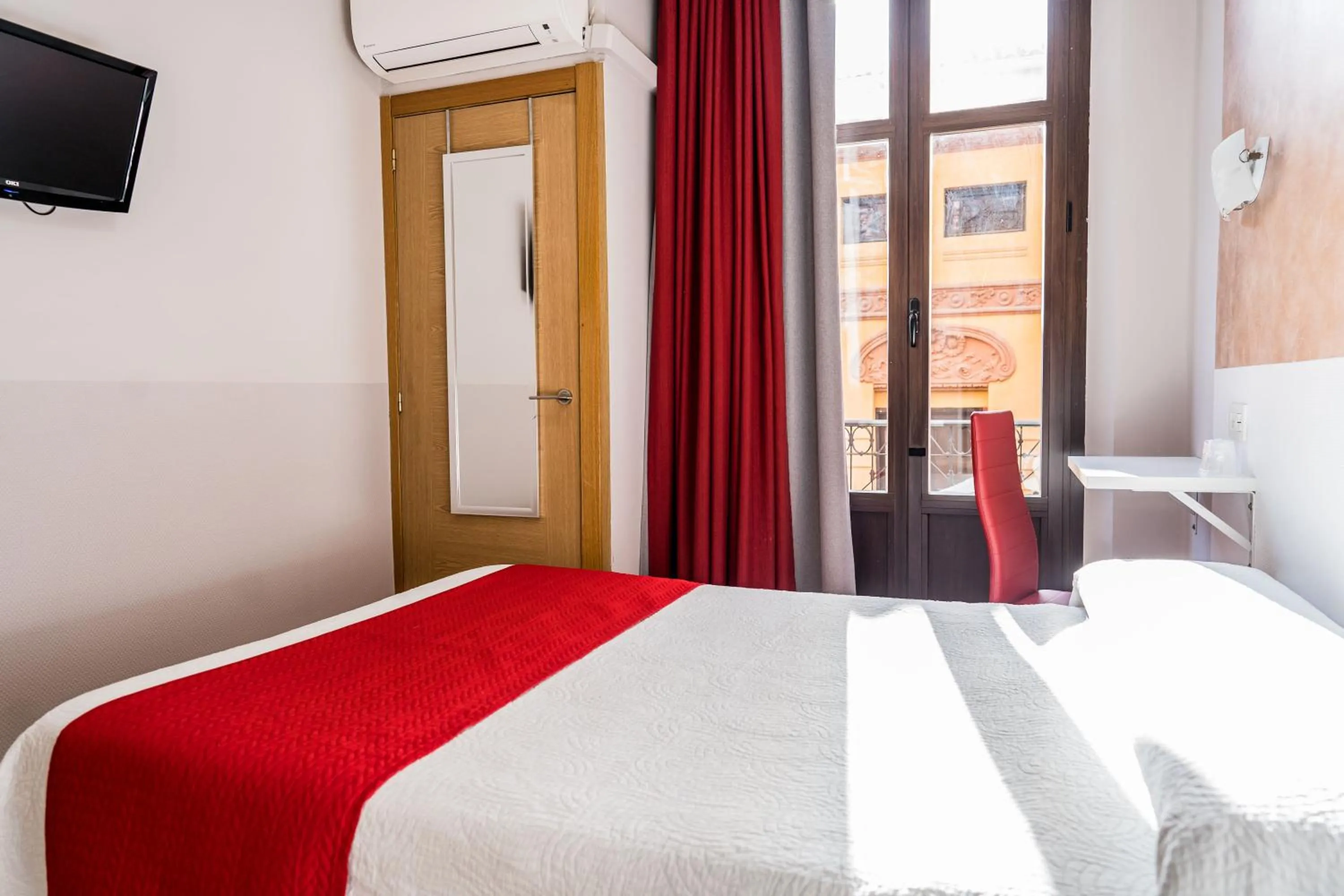 Communal lounge/ TV room, Bed in Hostal Sonia Granada