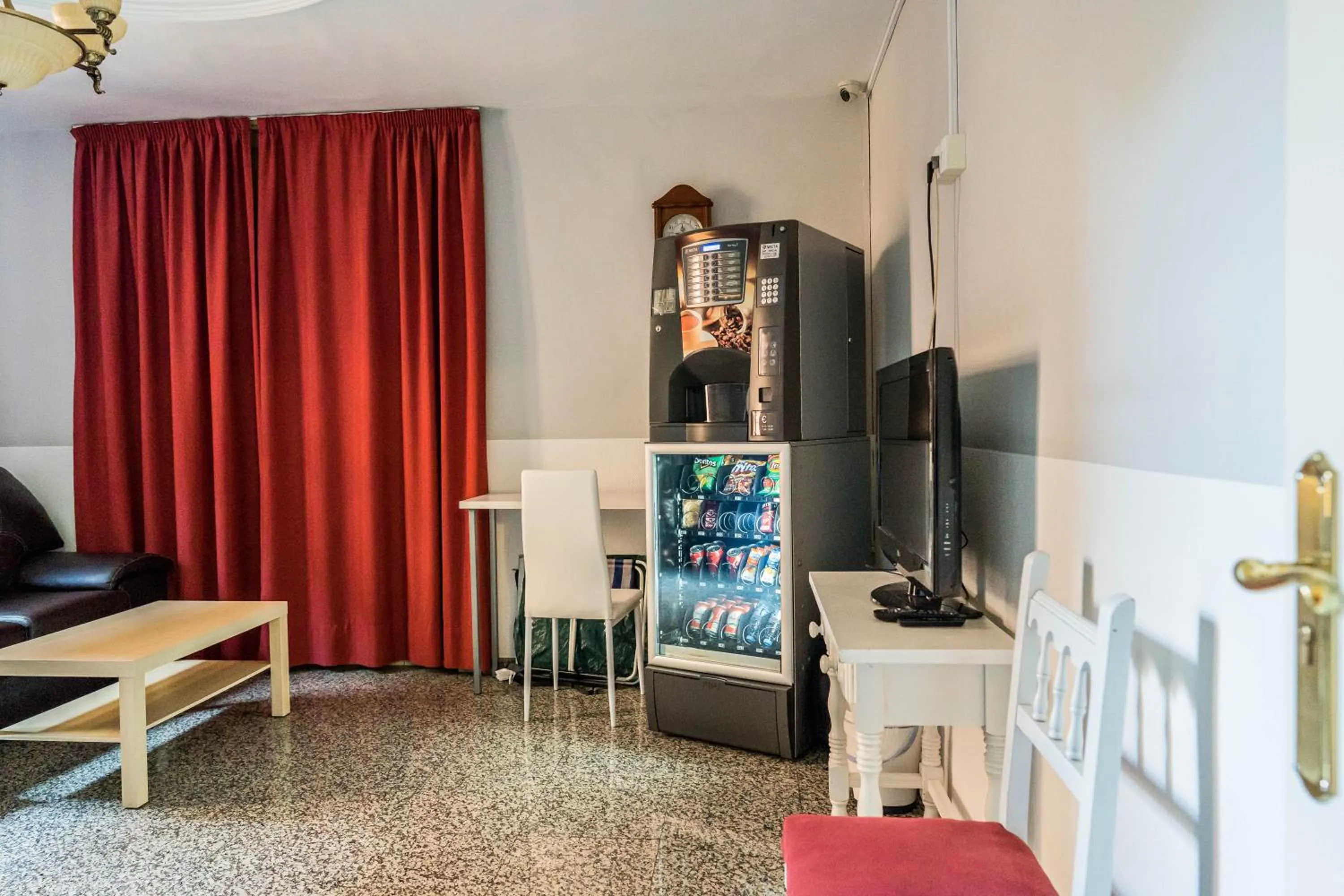 Communal lounge/ TV room in Hostal Sonia Granada