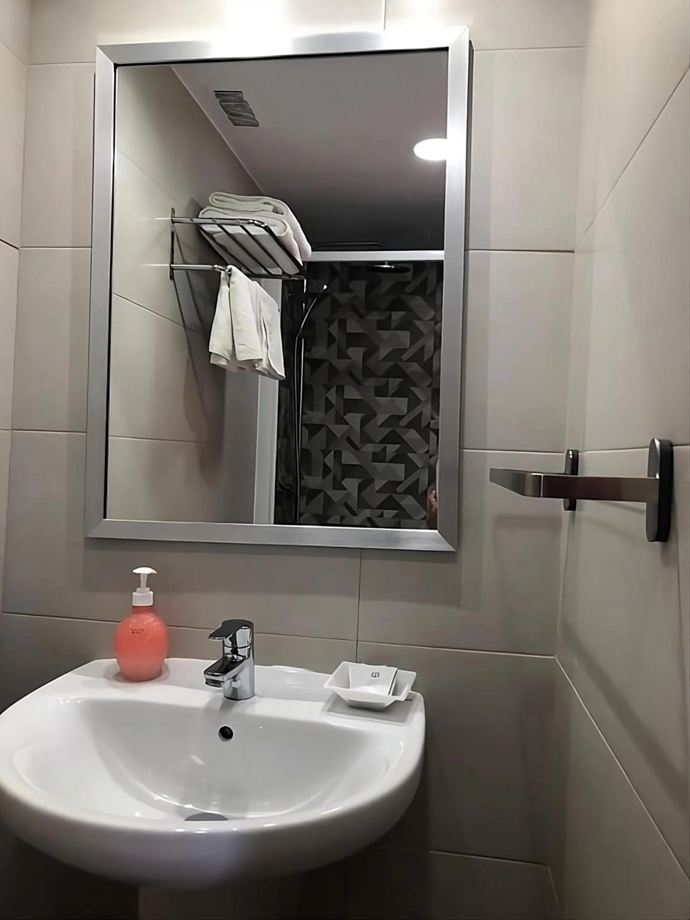 Shower in Hostal Sonia Granada