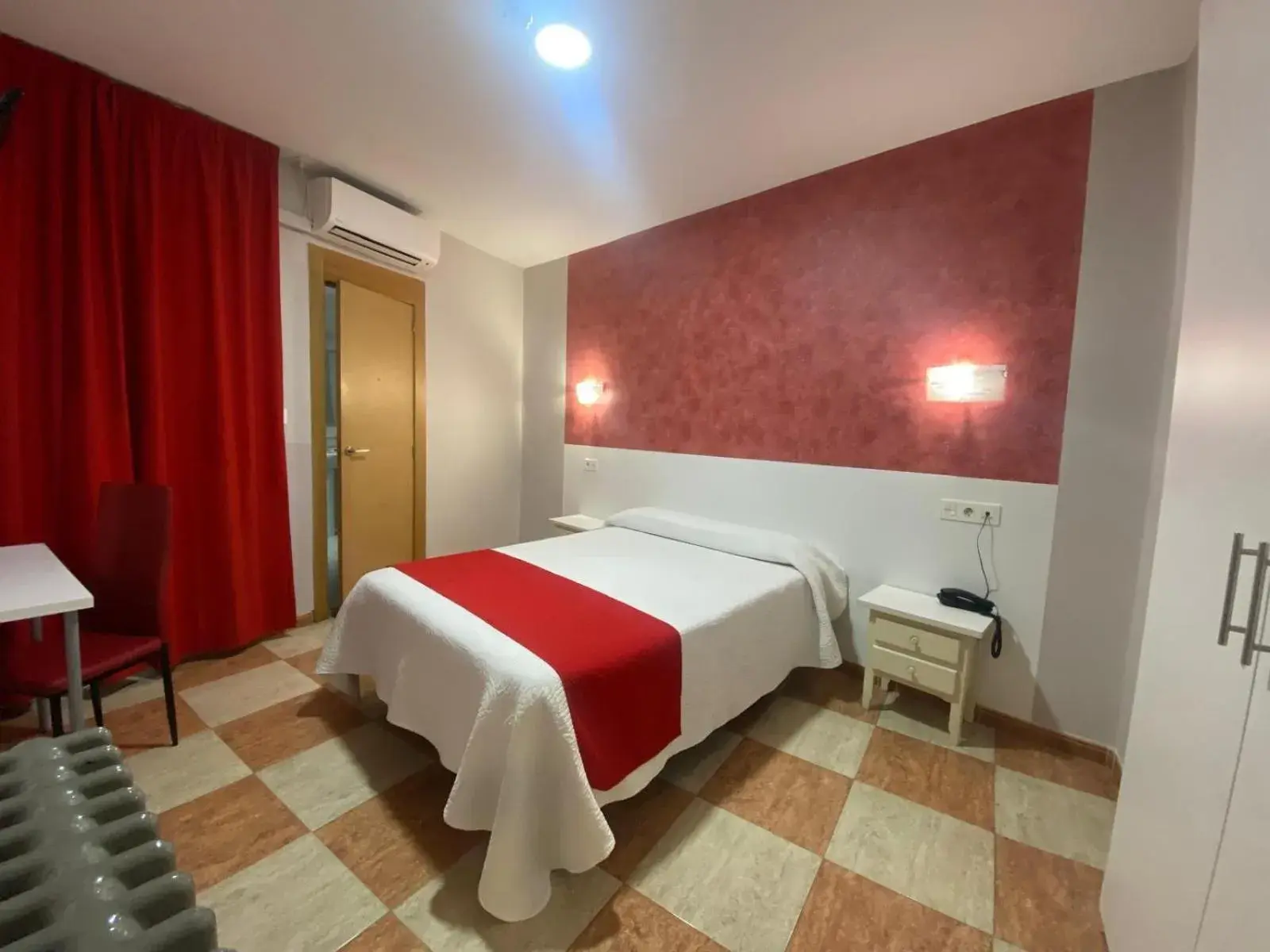 Double or Twin Room - single occupancy in Hostal Sonia Granada Double or Twin Room - single occupancy in Hostal Sonia Granada