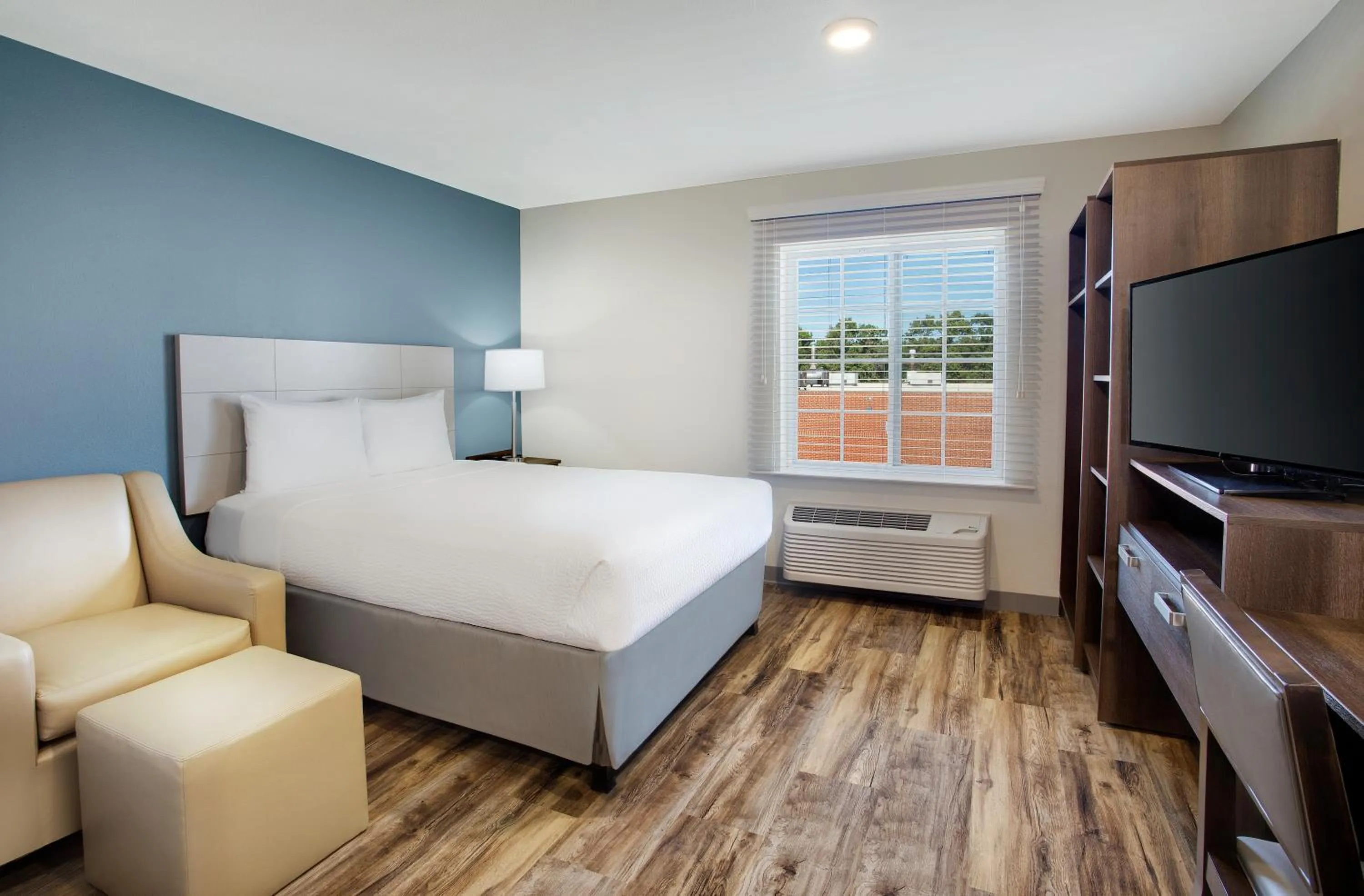 TV and multimedia, Bed in WoodSpring Suites Baltimore White Marsh - Nottingham