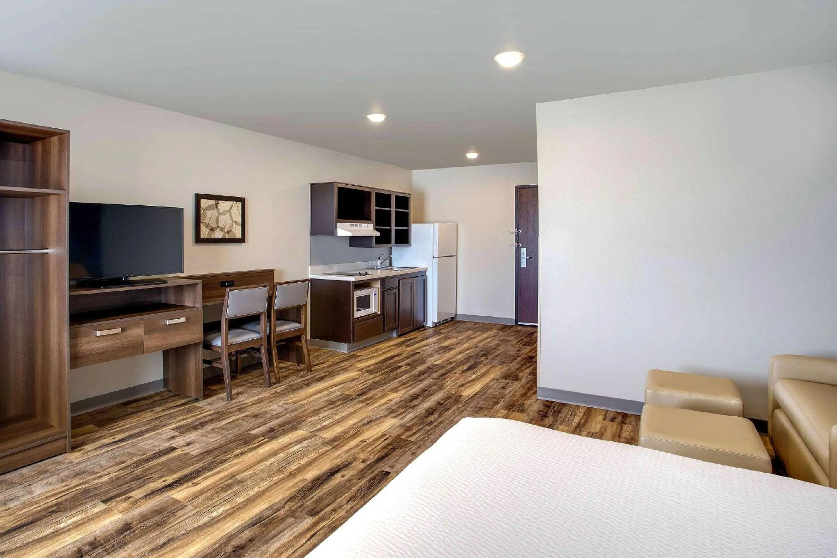 Photo of the whole room, Bed in WoodSpring Suites Baltimore White Marsh - Nottingham