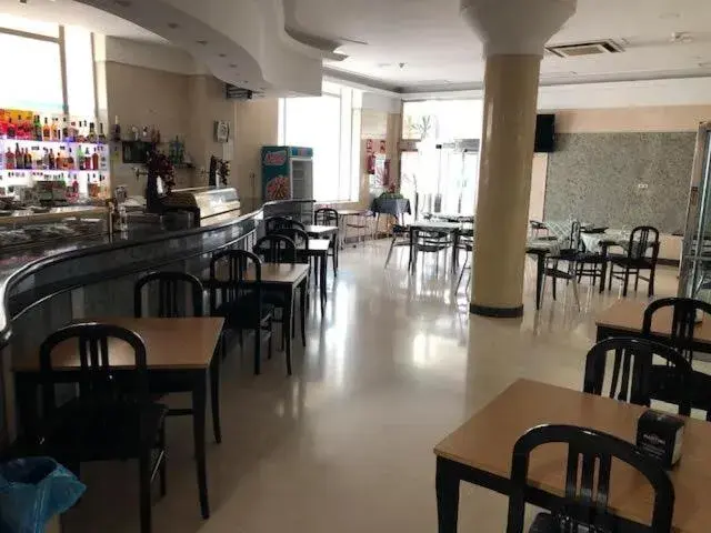 Lounge or bar in Hotel Ciudad de Fuenlabrada Lounge or bar in Hotel Ciudad de Fuenlabrada