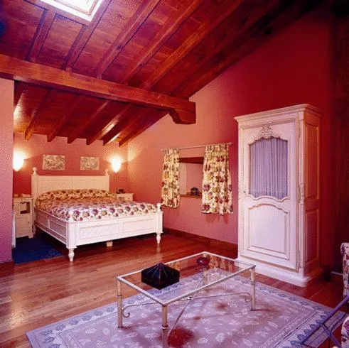 Photo of the whole room in Hotel Palacio Guevara