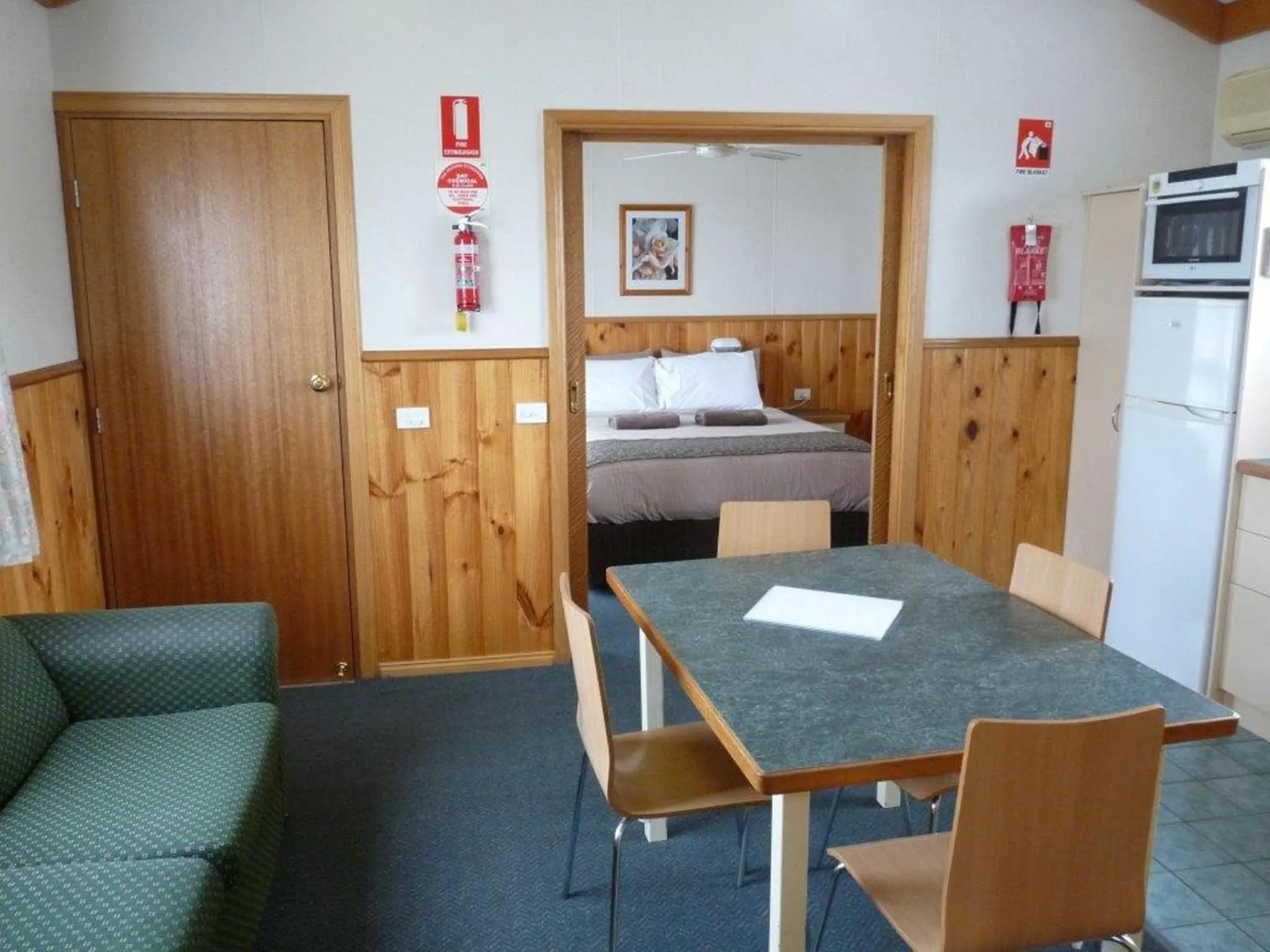 Dining area in Wodonga Caravan & Cabin Park