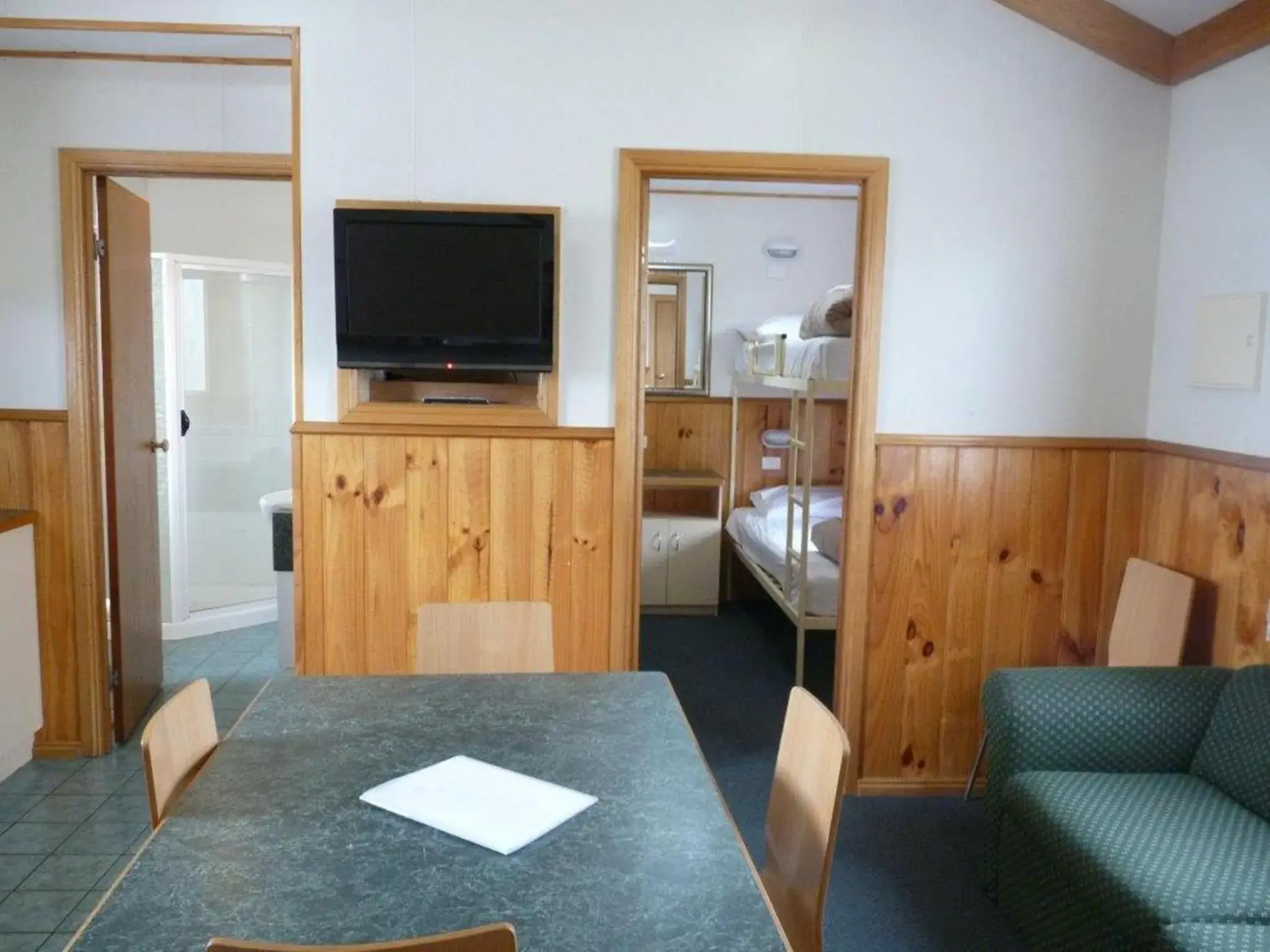 Deluxe 6 Berth 2BR in Wodonga Caravan & Cabin Park Deluxe 6 Berth 2BR in Wodonga Caravan & Cabin Park