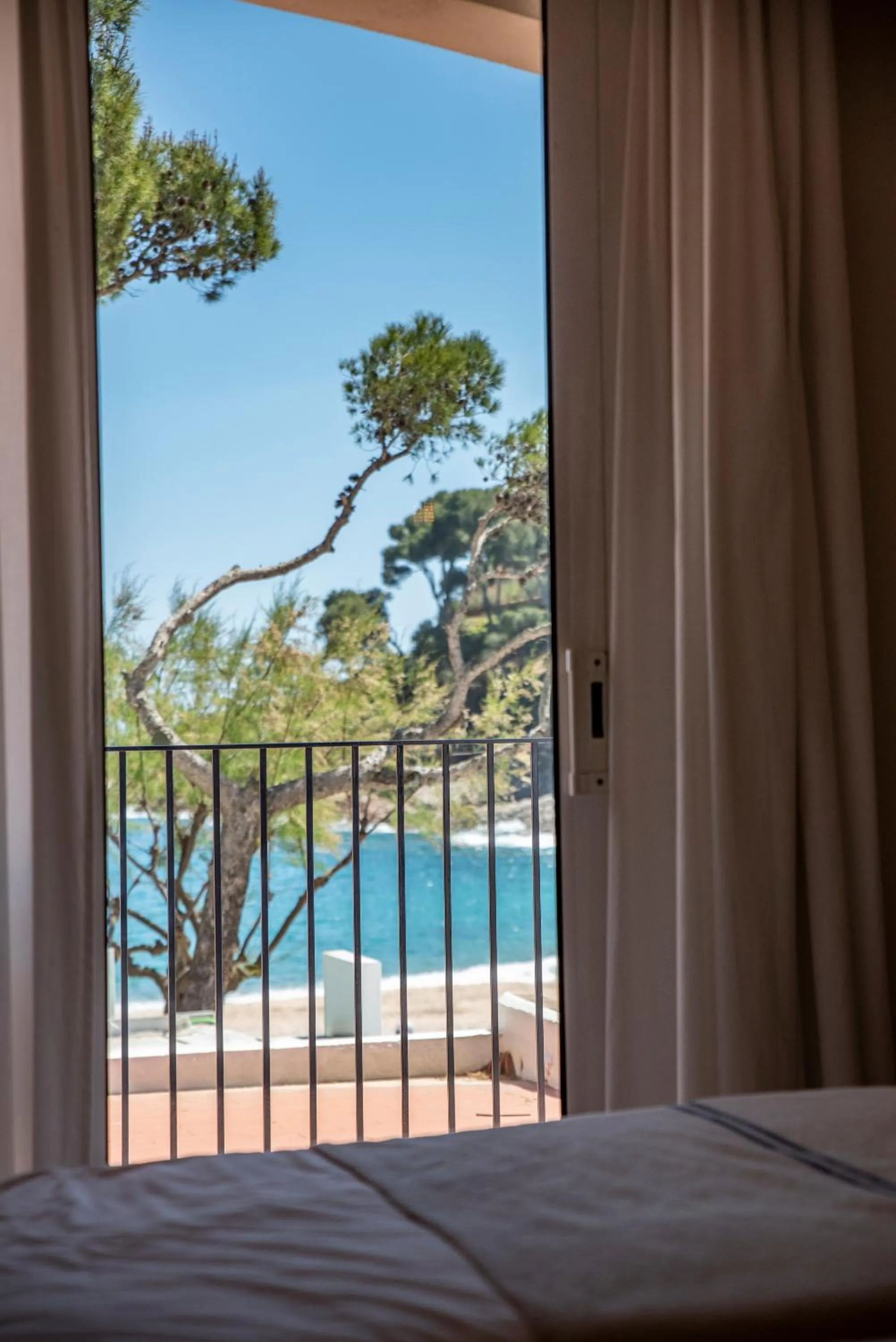 Balcony/Terrace, Bed in Hotel Tamariu