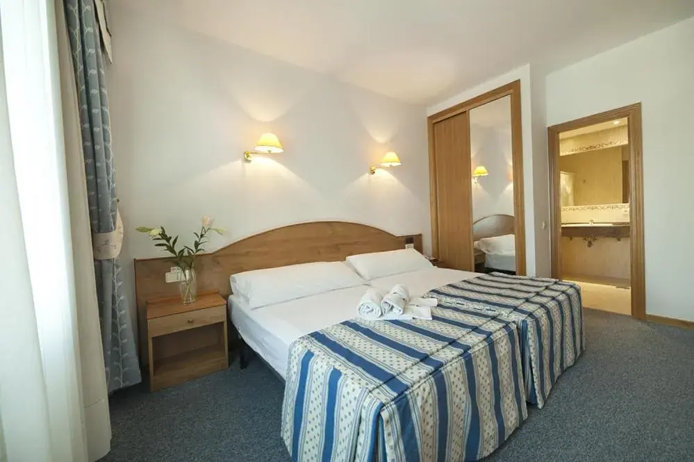 Photo of the whole room, Bed in Hotel Ría Mar Photo of the whole room, Bed in Hotel Ría Mar