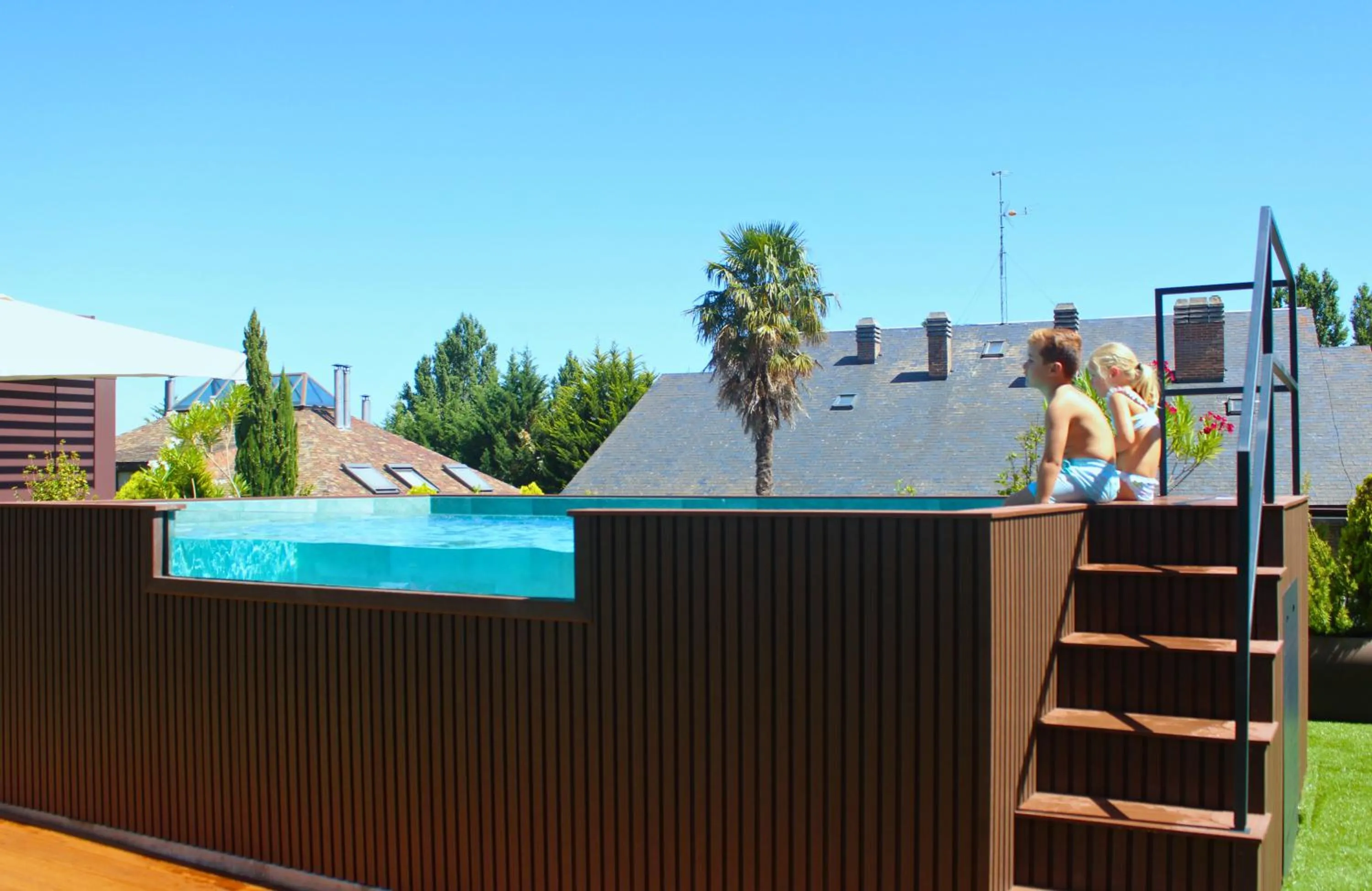 Swimming pool in Hotel Jardines de Uleta Suites